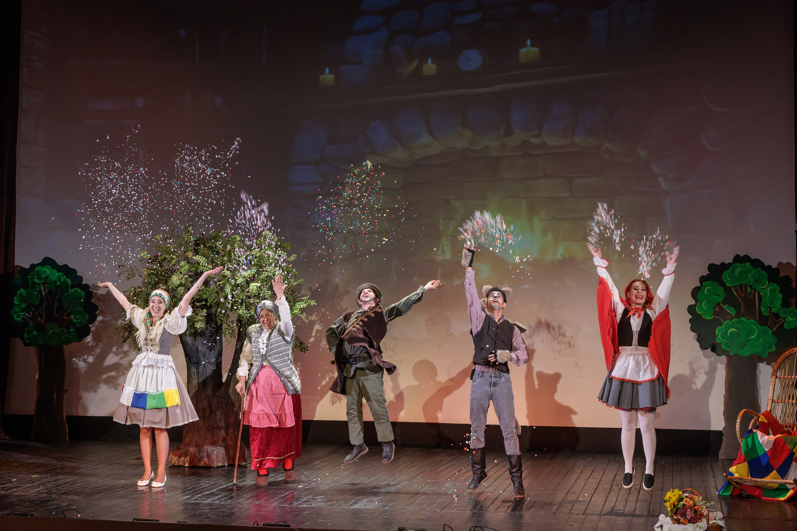 Clounella. Povestea Scufita rosie. ✔️ Фото Видео на свадьбы и крестины Молдова — Cinematic.md