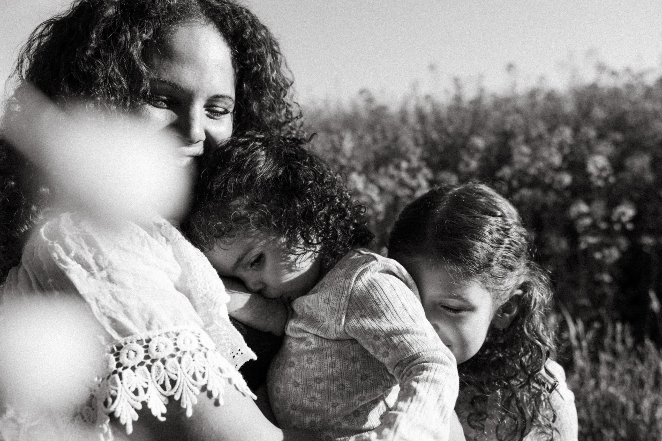 Mädels unter sich. Familienfotografin in Bern, Schweiz
