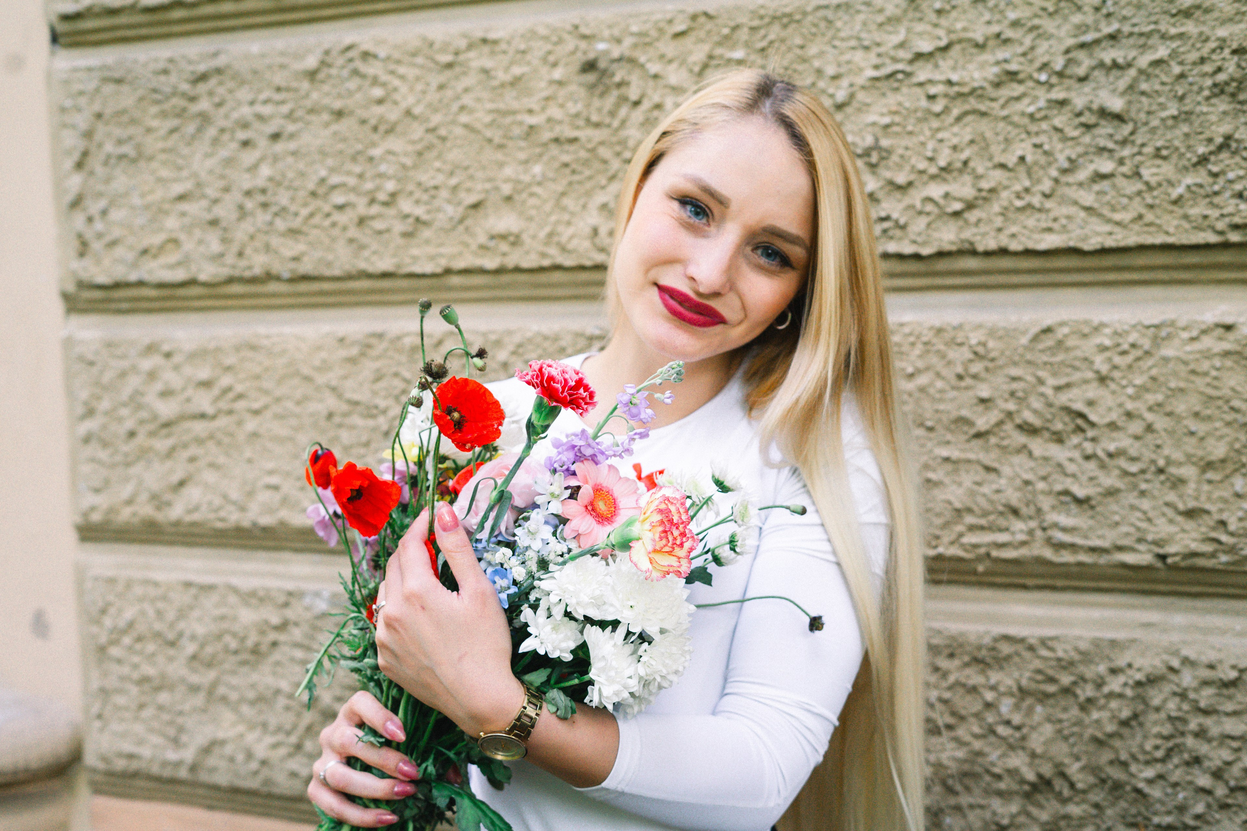 Focení mezi květy. Jana Holubová | Svatební, párová a rodinná fotografka v Praze