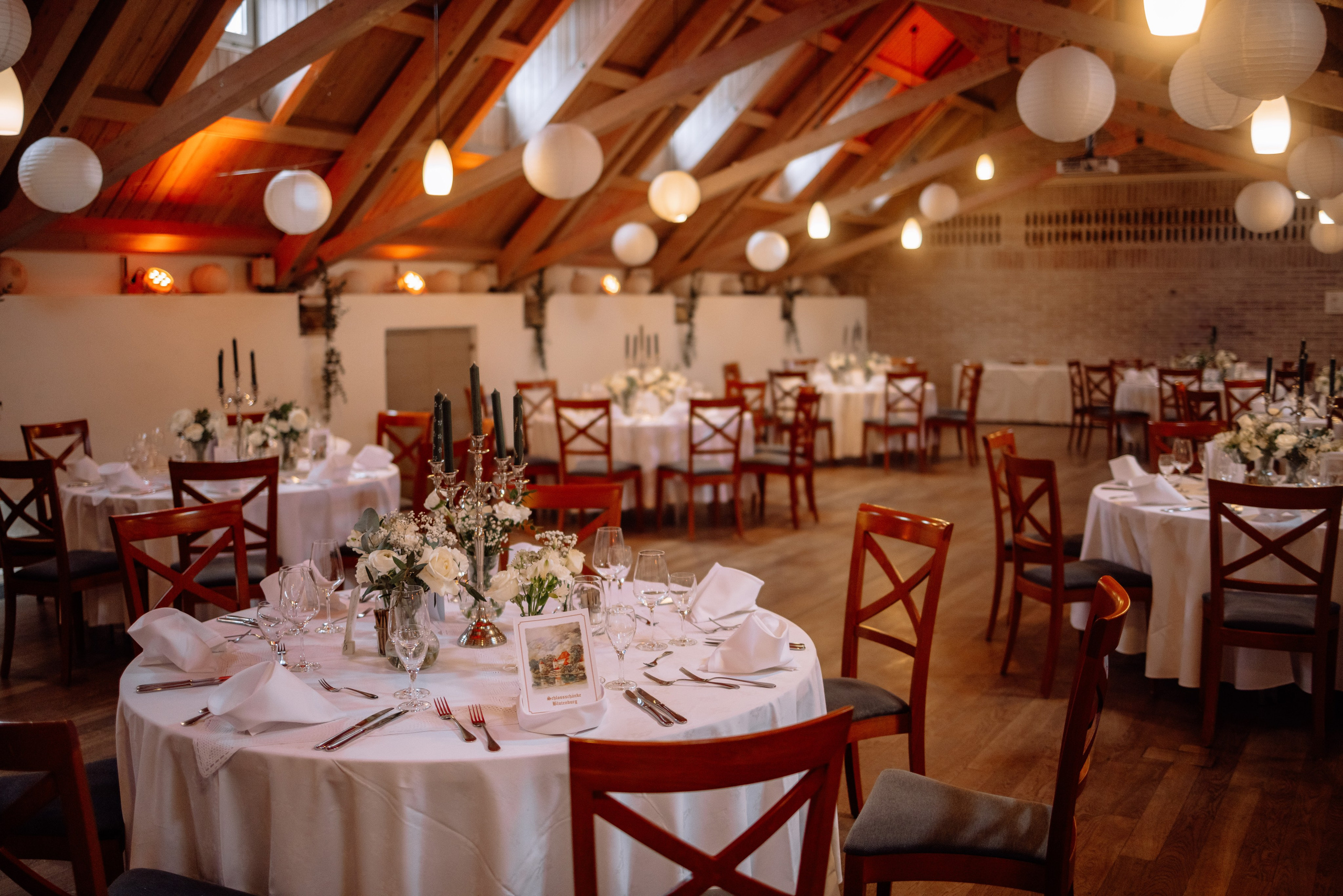 Florale Details im Festsaal