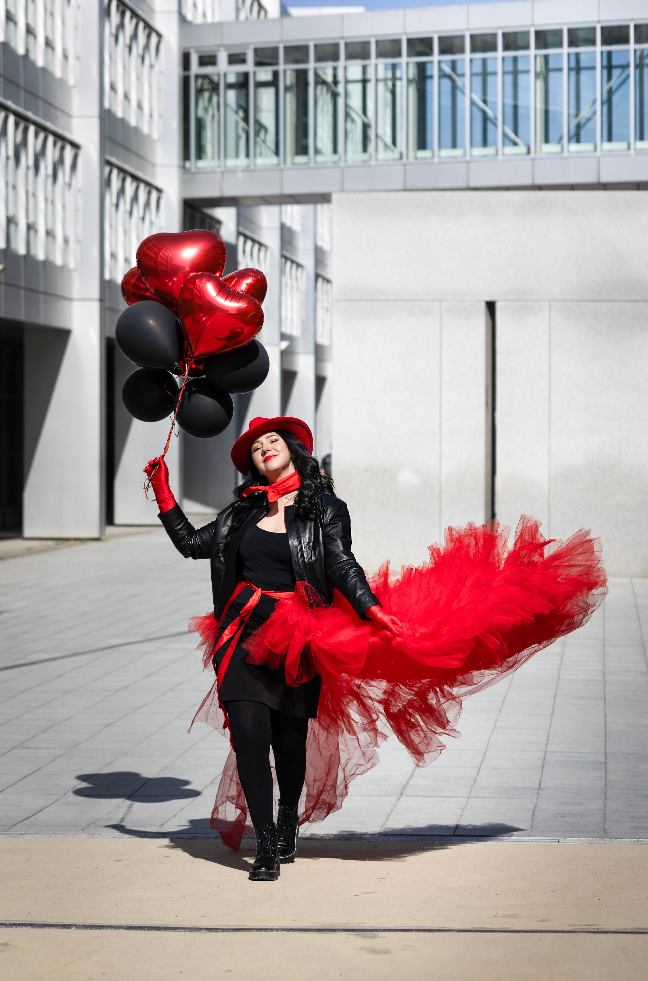 Balloons and red skirt. Фотограф в Мюнхене