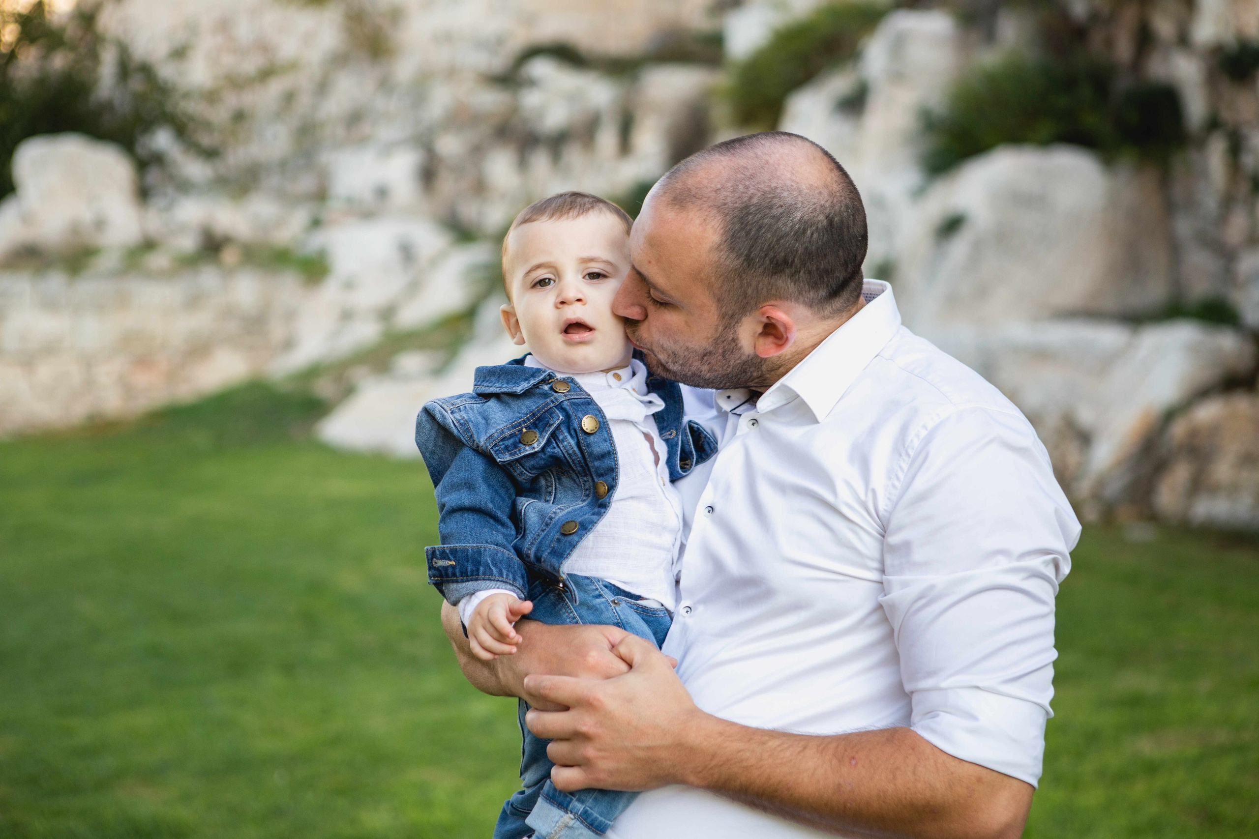 AT THE WALLS OF THE OLD CITY. PHOTOGRAPHER IN ISRAEL