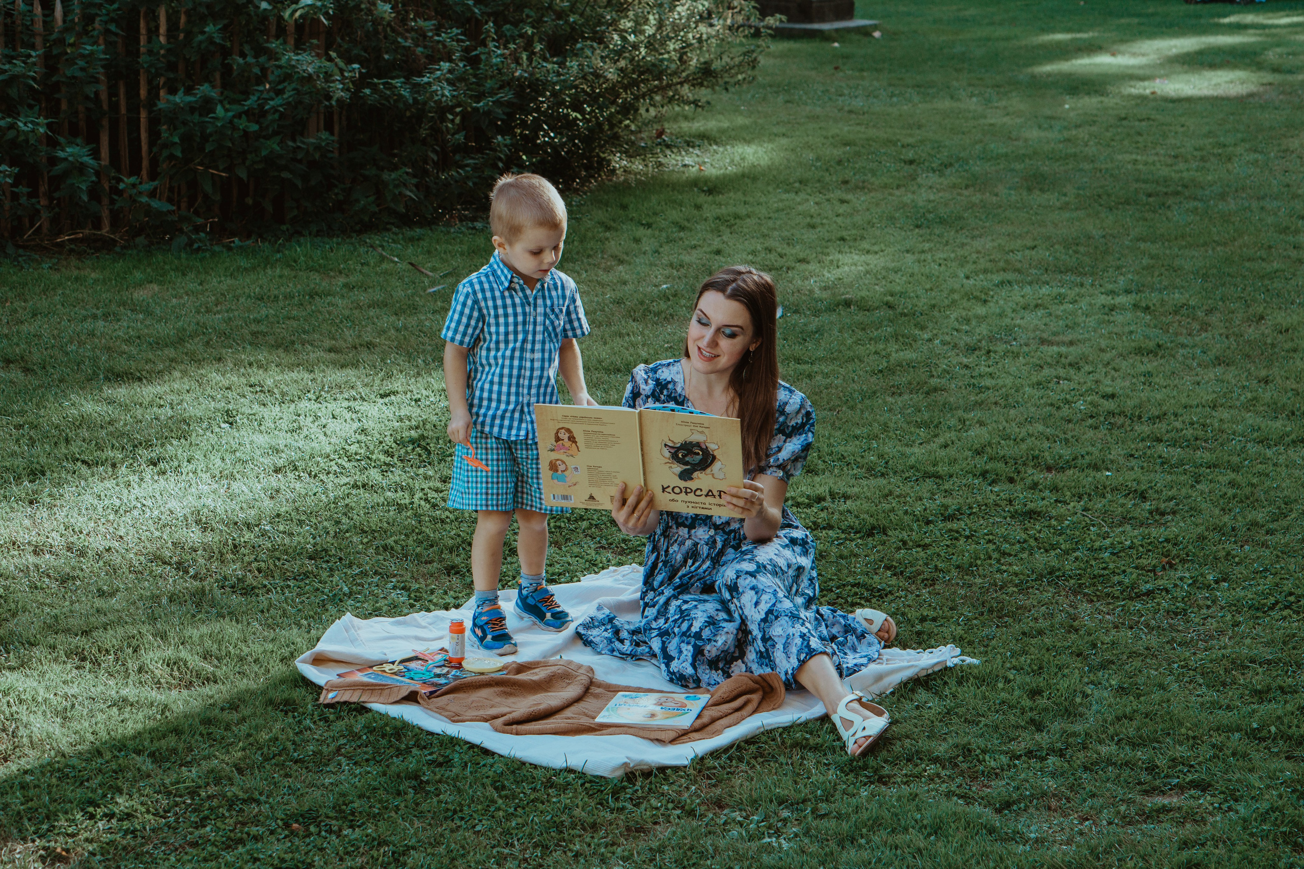 Little Kolya know how to have fun ;). Family photographer Aargau Zurich