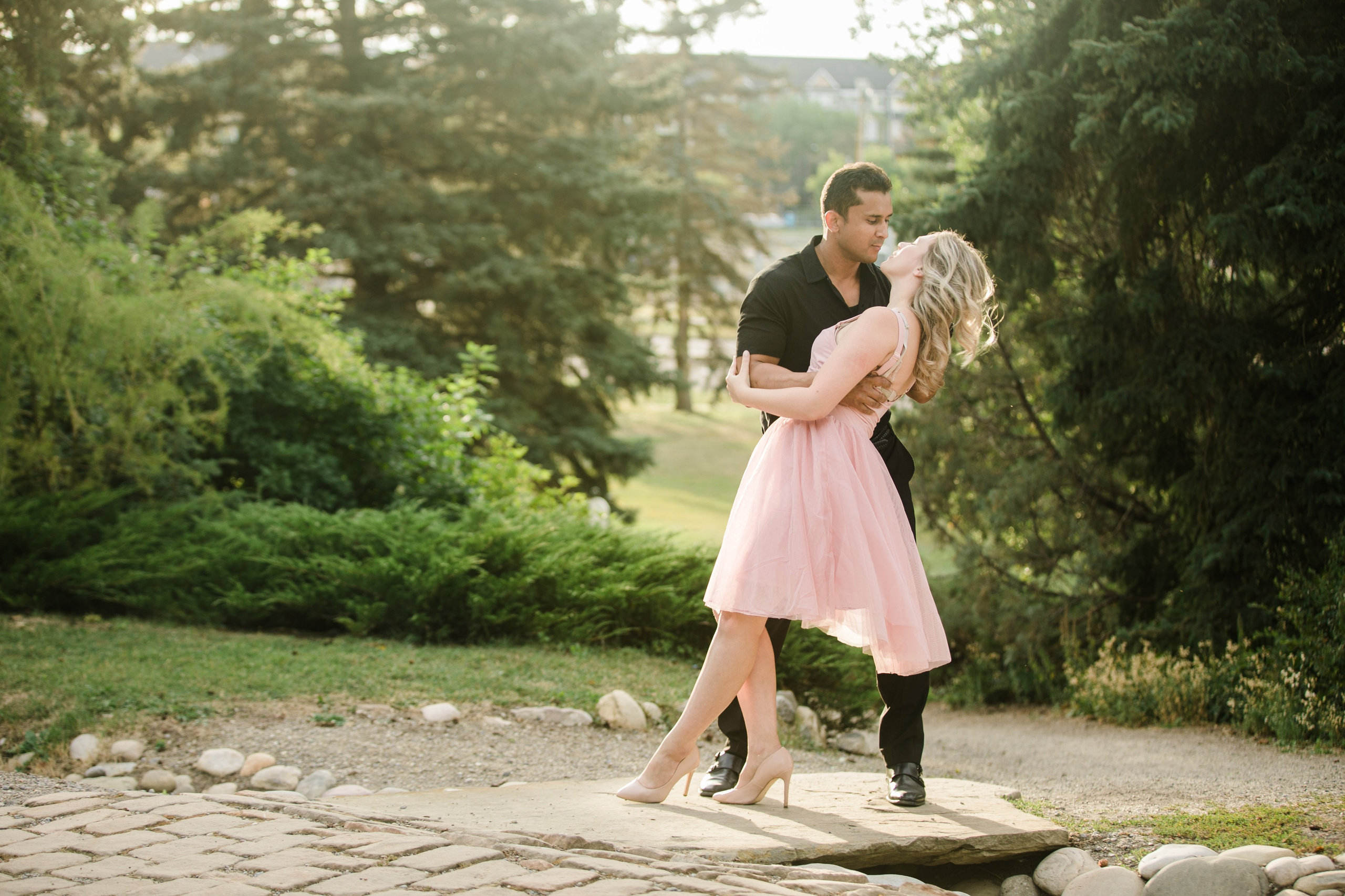 Dakota & Jarett — Calgary Engagement. Fotografía accesible en Calgary