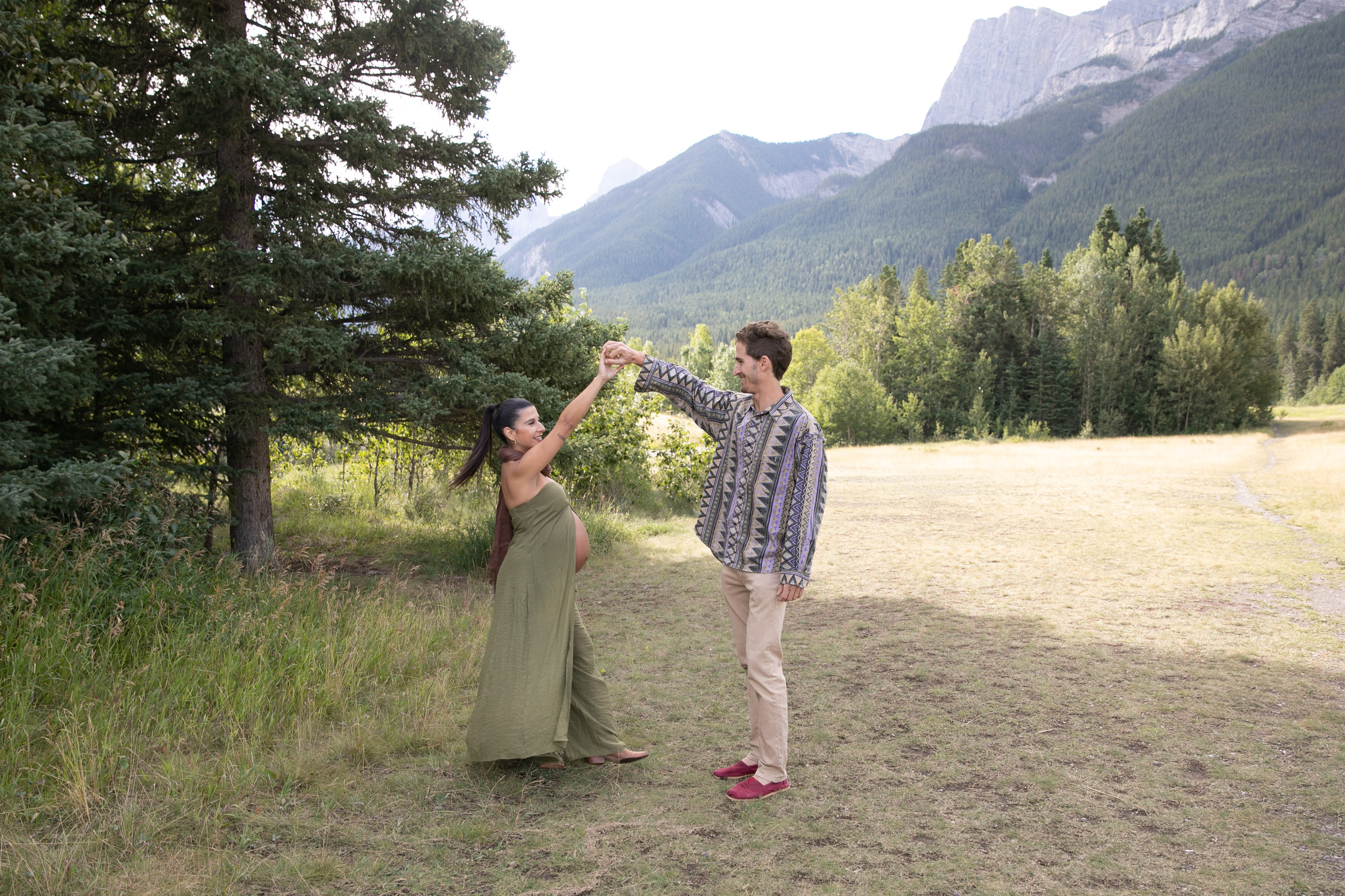 Maternity Photos — Canmore — Daniella. Fotografía accesible en Calgary