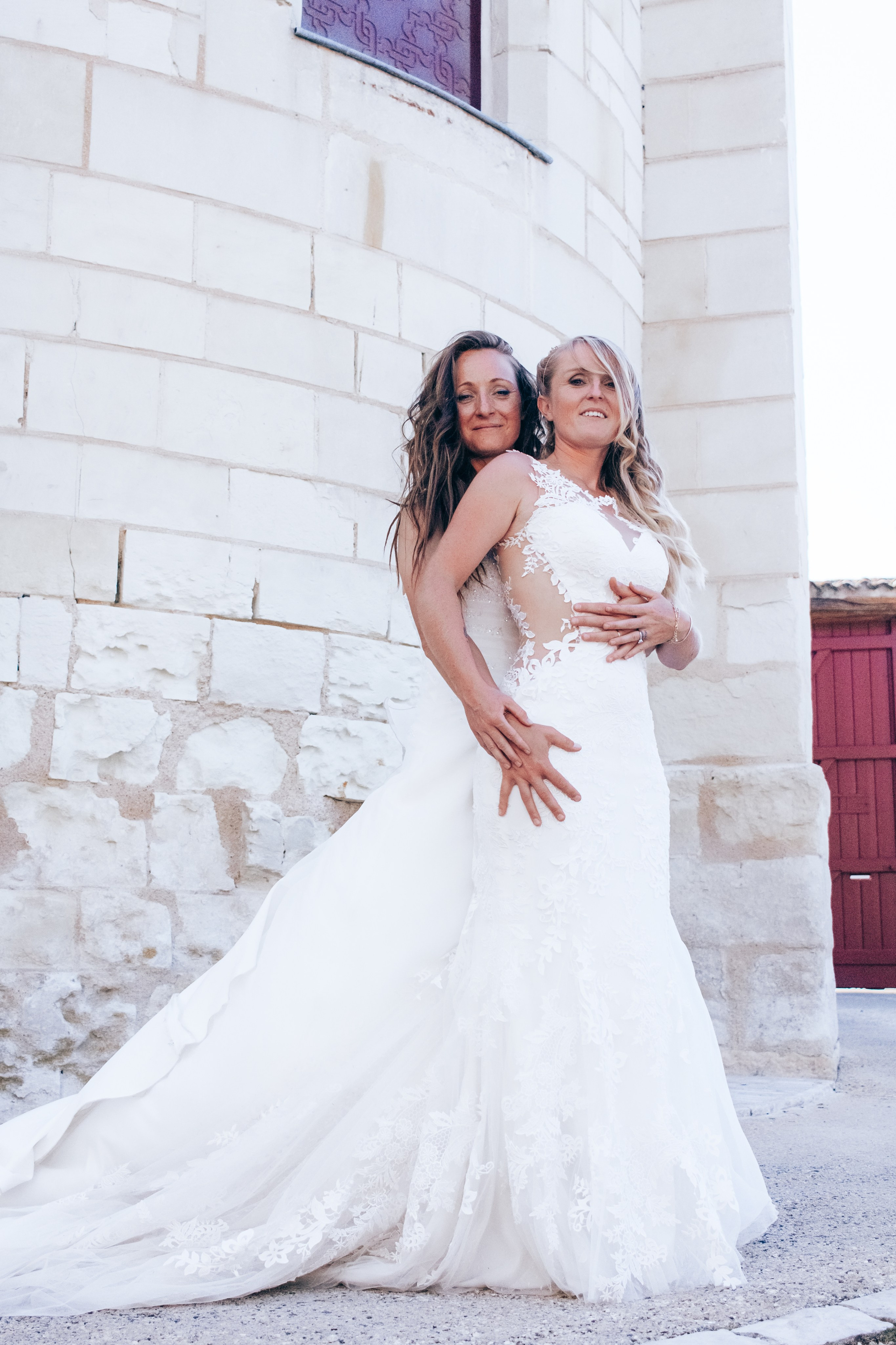 Mariage LGBTQ+ dans la Vienne, deux femmes en robes de mariées dans un moment de tendresse