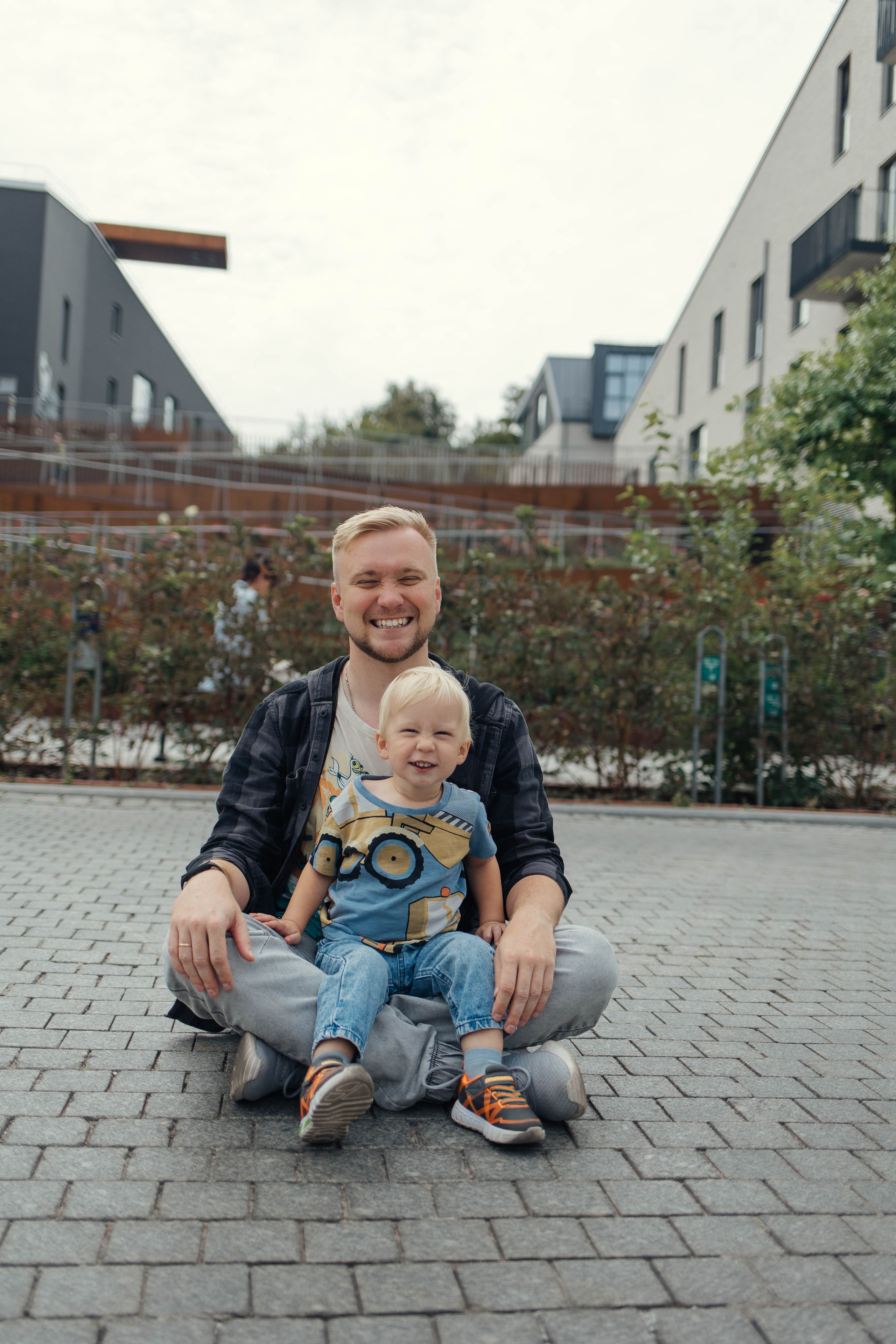 Along the streets of Vilnius in lifestyle style. Family photographer in Vilnuis Svetlana Naumova
