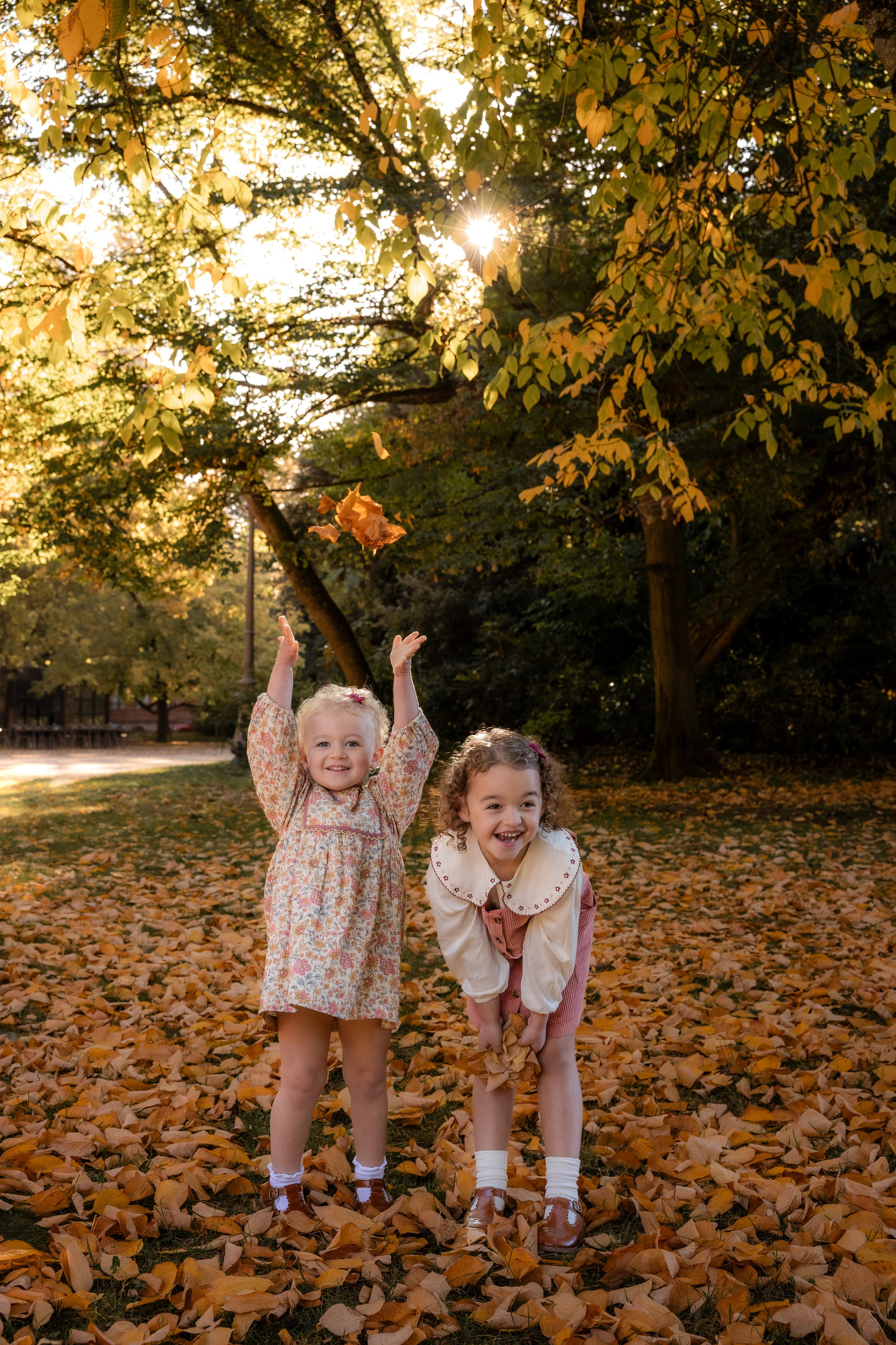 Autumn Family photoshoot in Toulouse. Jardin des Plantes. Eugénie Smirnova — your photographer in Toulouse and southwest France