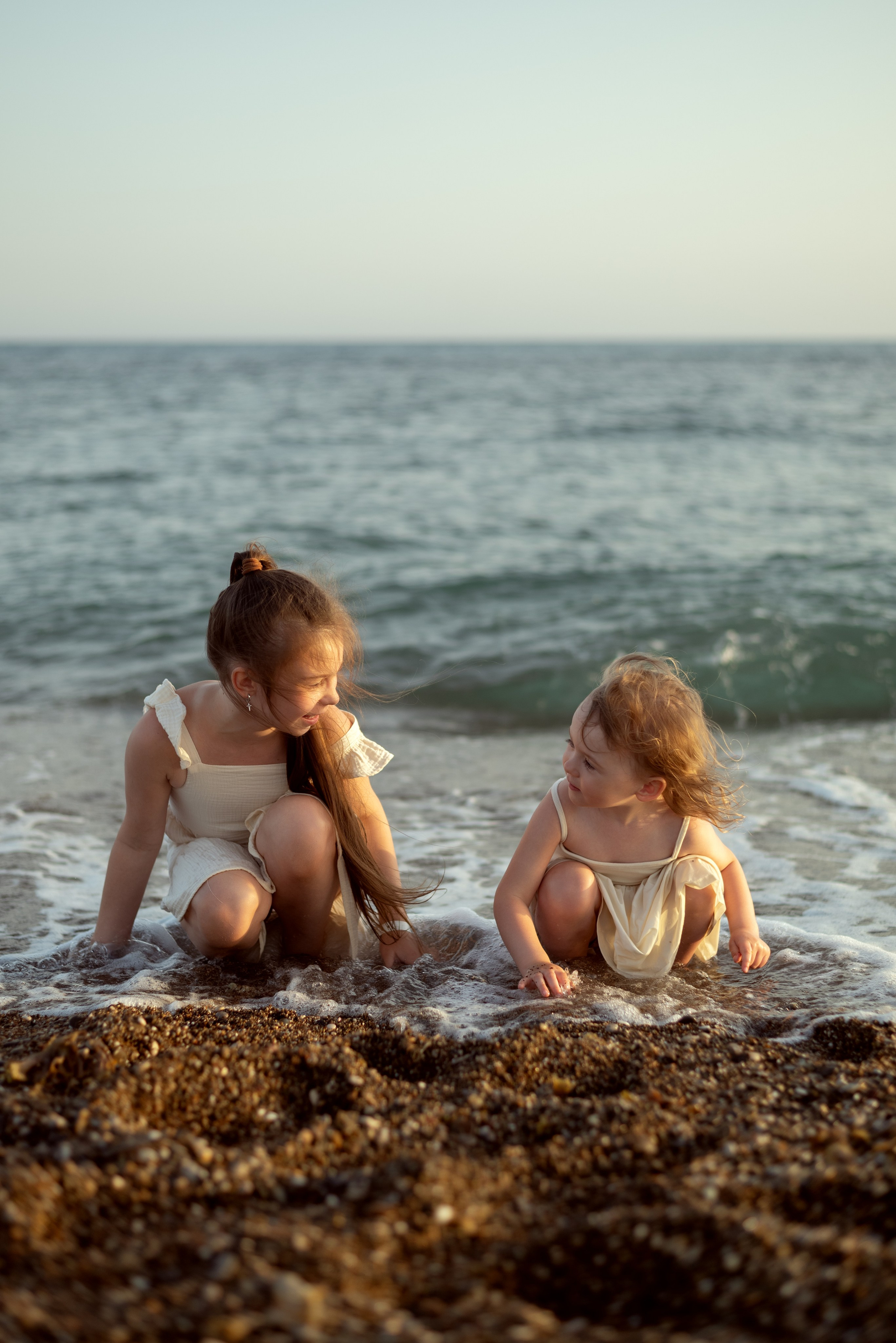 Фотосессия двух девочек на море в Турции