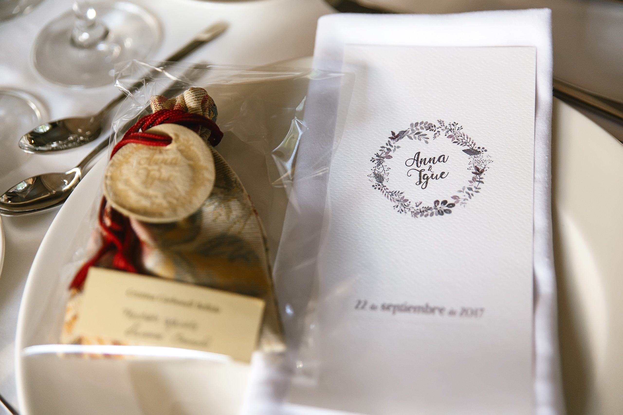 Anna & Miki. Destination photographer in Barcelona, Spain, Europe, Worldwide - Andr