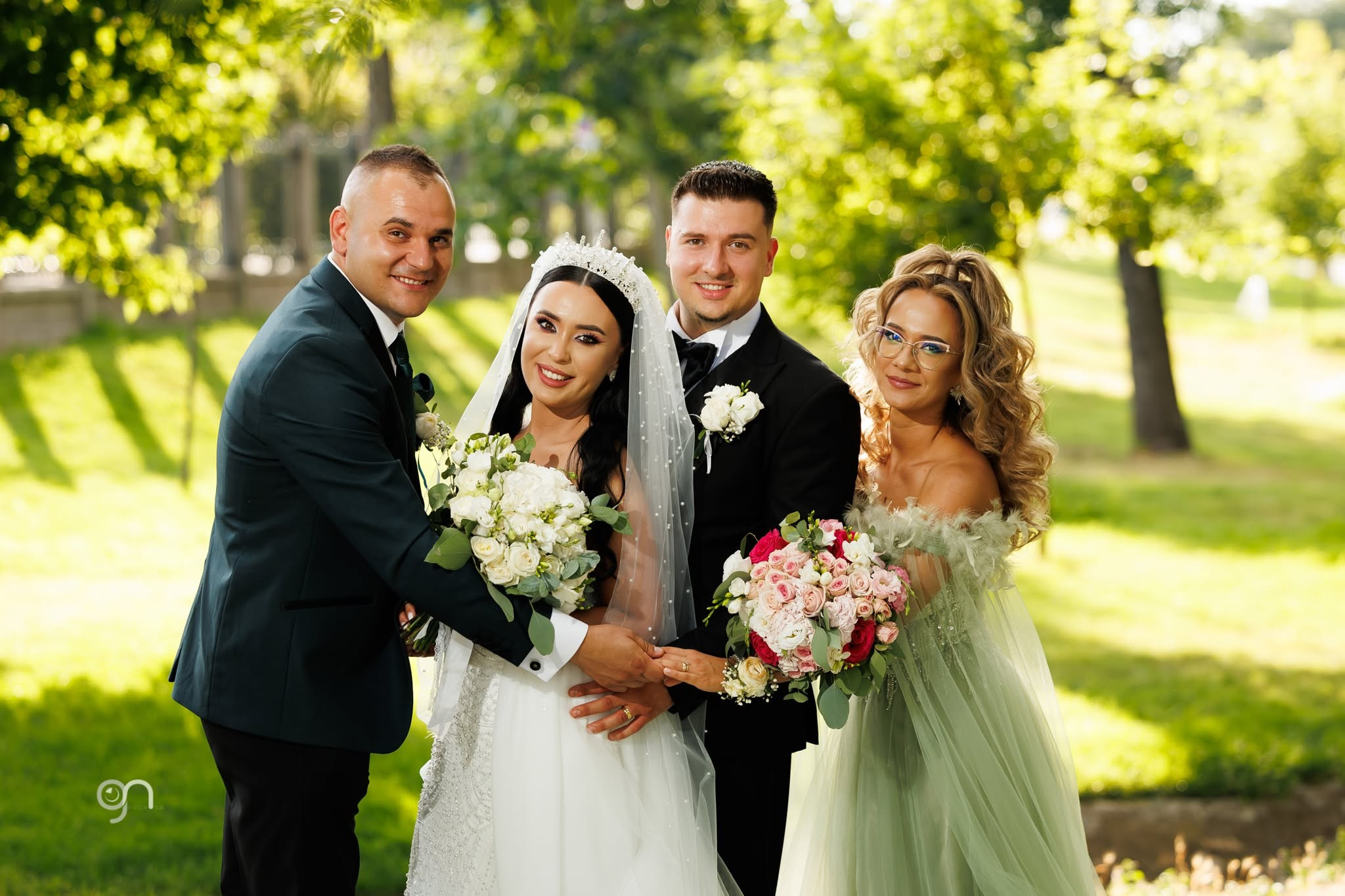 Fotografie emoționantă cu părinții mirilor în ziua nunții.