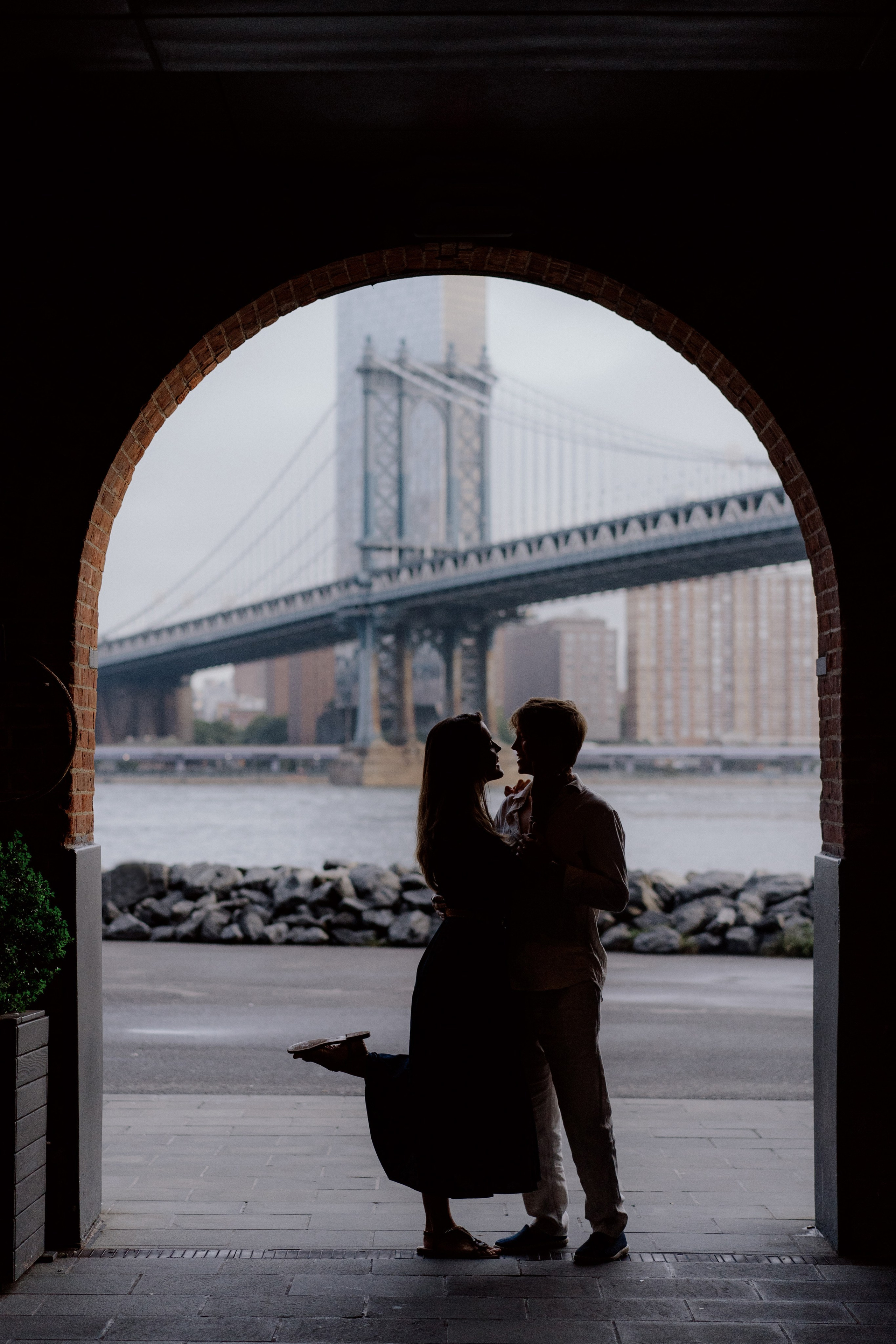 Couple in Dumbo and on the Brooklyn Bridge. Videographer and photographer in New York // MAKAROV.VIDEO