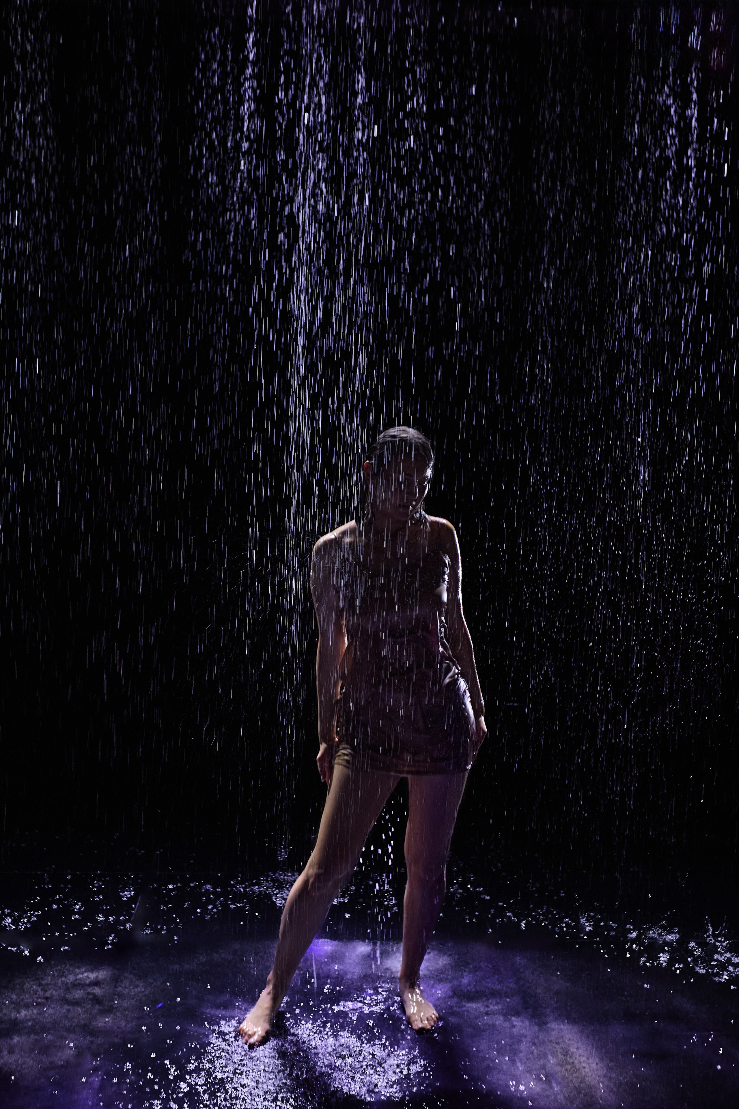 Delikatna sesja zdjęciowa z wodą i kwiatami – magia światła i odbić. Portrait & Fashion Photographer | Сannes, Paris, Monaco, Dubai, Kyiv — - Alisa Postnykova