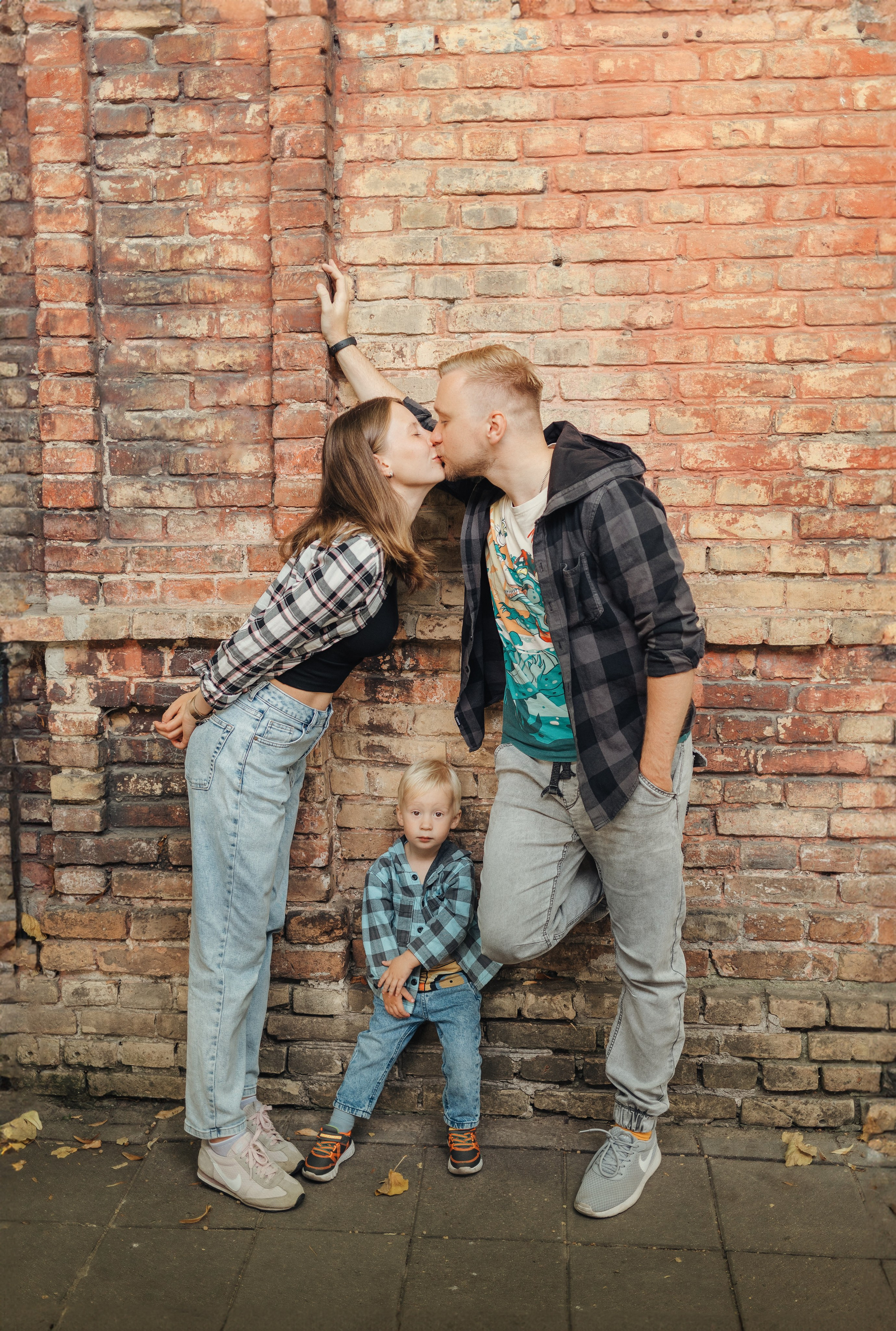 Along the streets of Vilnius in lifestyle style. Family photographer in Vilnuis Svetlana Naumova
