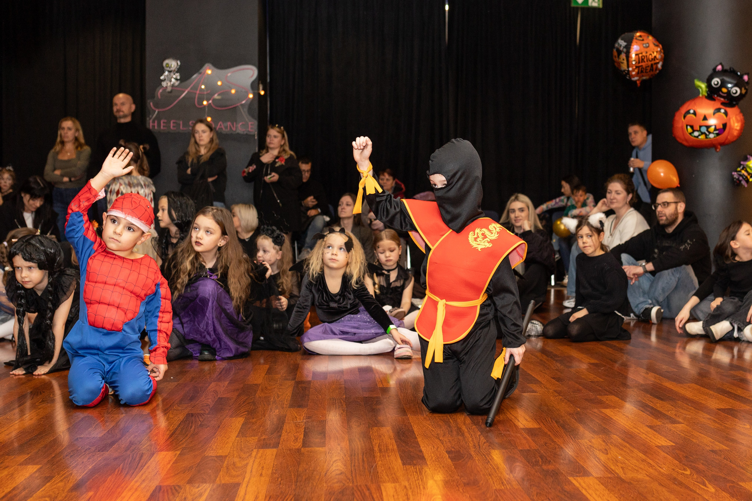 Leo dance studio Helloween 2025. Семейный и детский фотограф в Варшаве Мила Бобровская