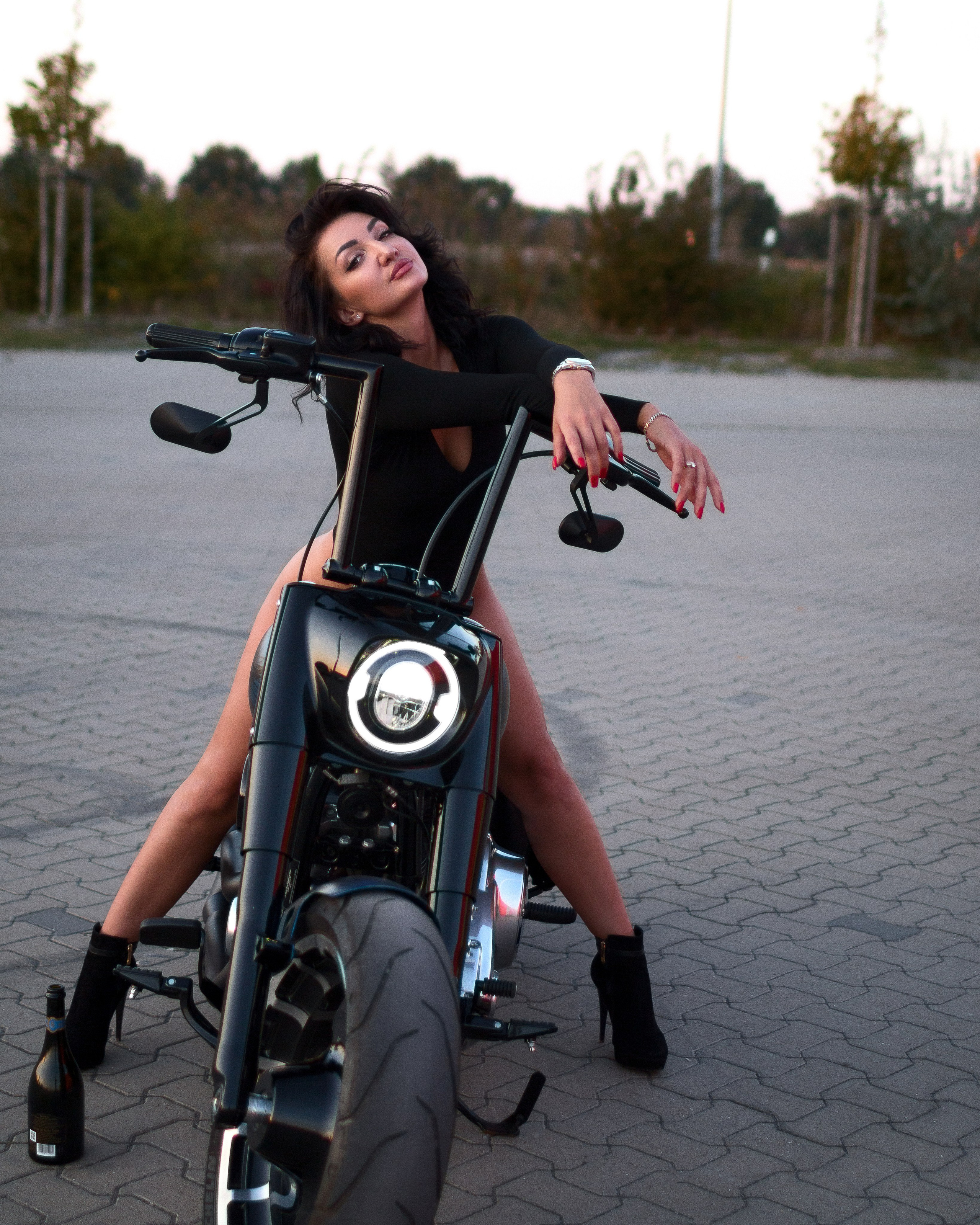 Frau und Motorrad im Sonnenuntergang in Gifhorn