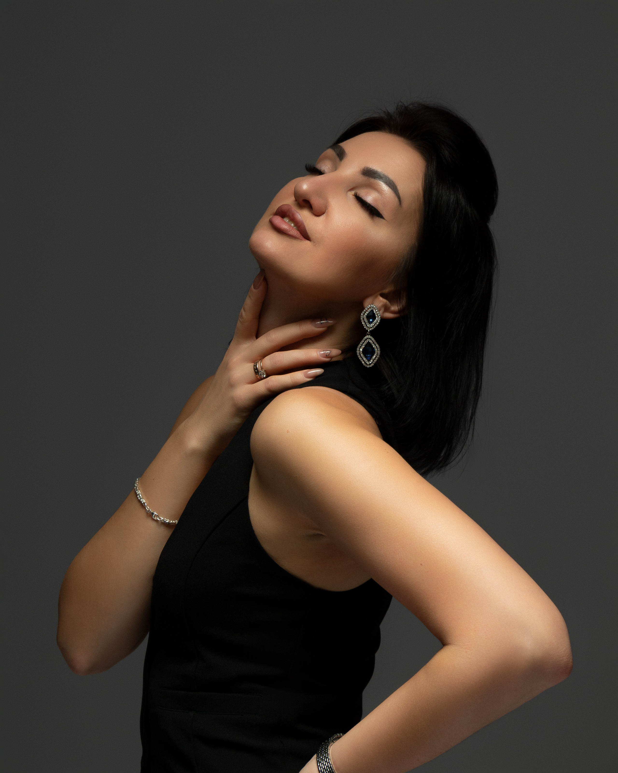 Kraftvolles Portrait in dunkler Farbpalette 