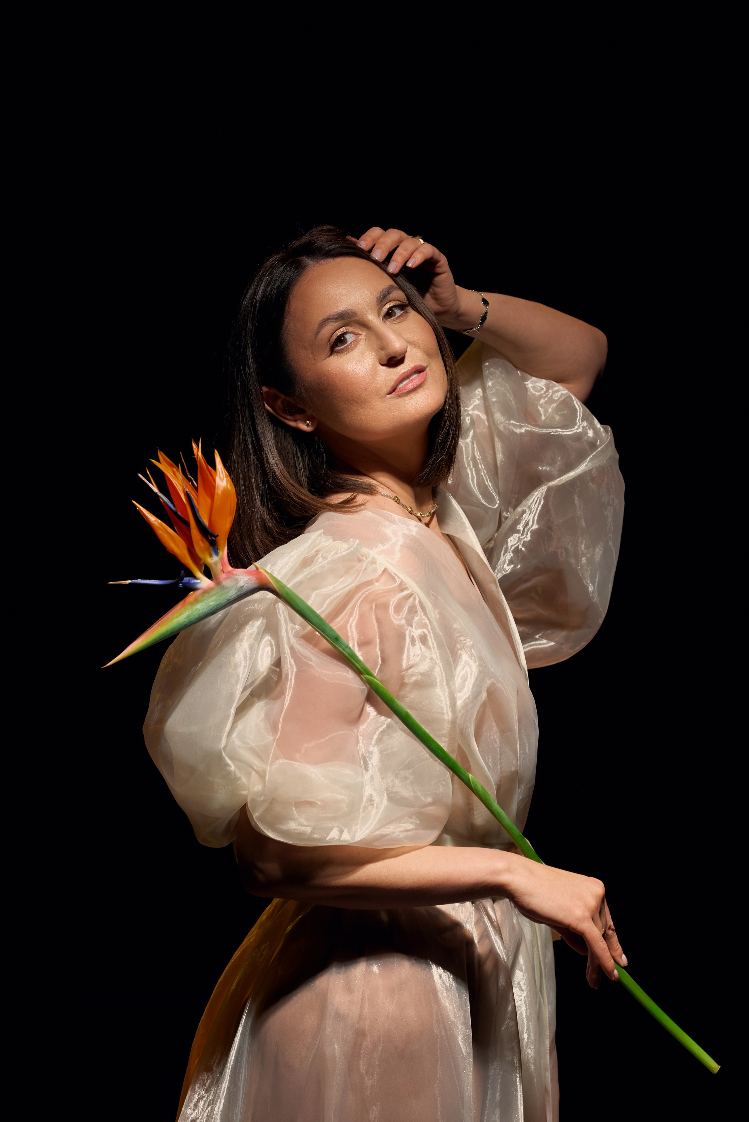 Delikatna sesja zdjęciowa z wodą i kwiatami – magia światła i odbić. Portrait & Fashion Photographer | Сannes, Paris, Monaco, Dubai, Kyiv — - Alisa Postnykova