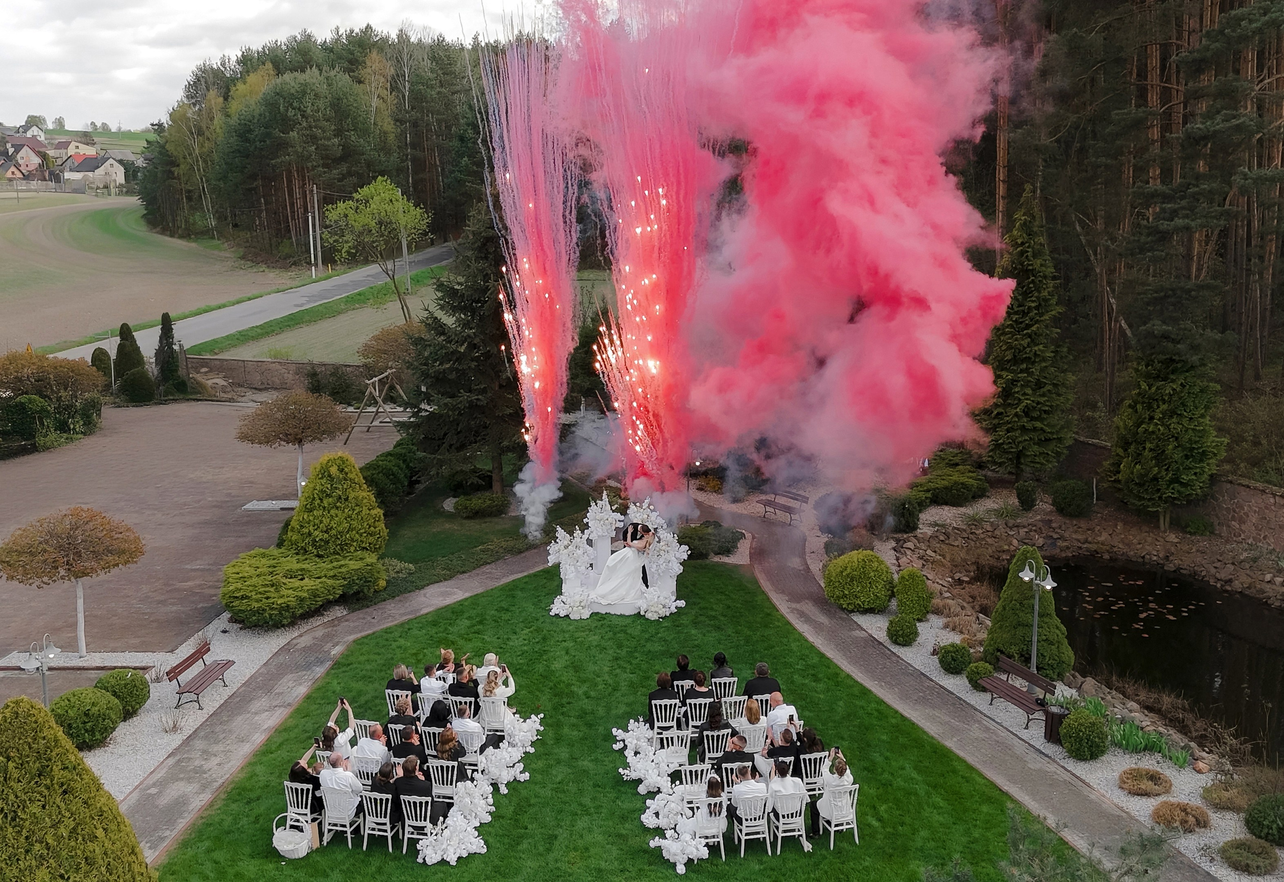 Natalia & Roman. Dworek przy lesie. Fotograf ślubny i rodzinny w Krakowie Yana Klymova