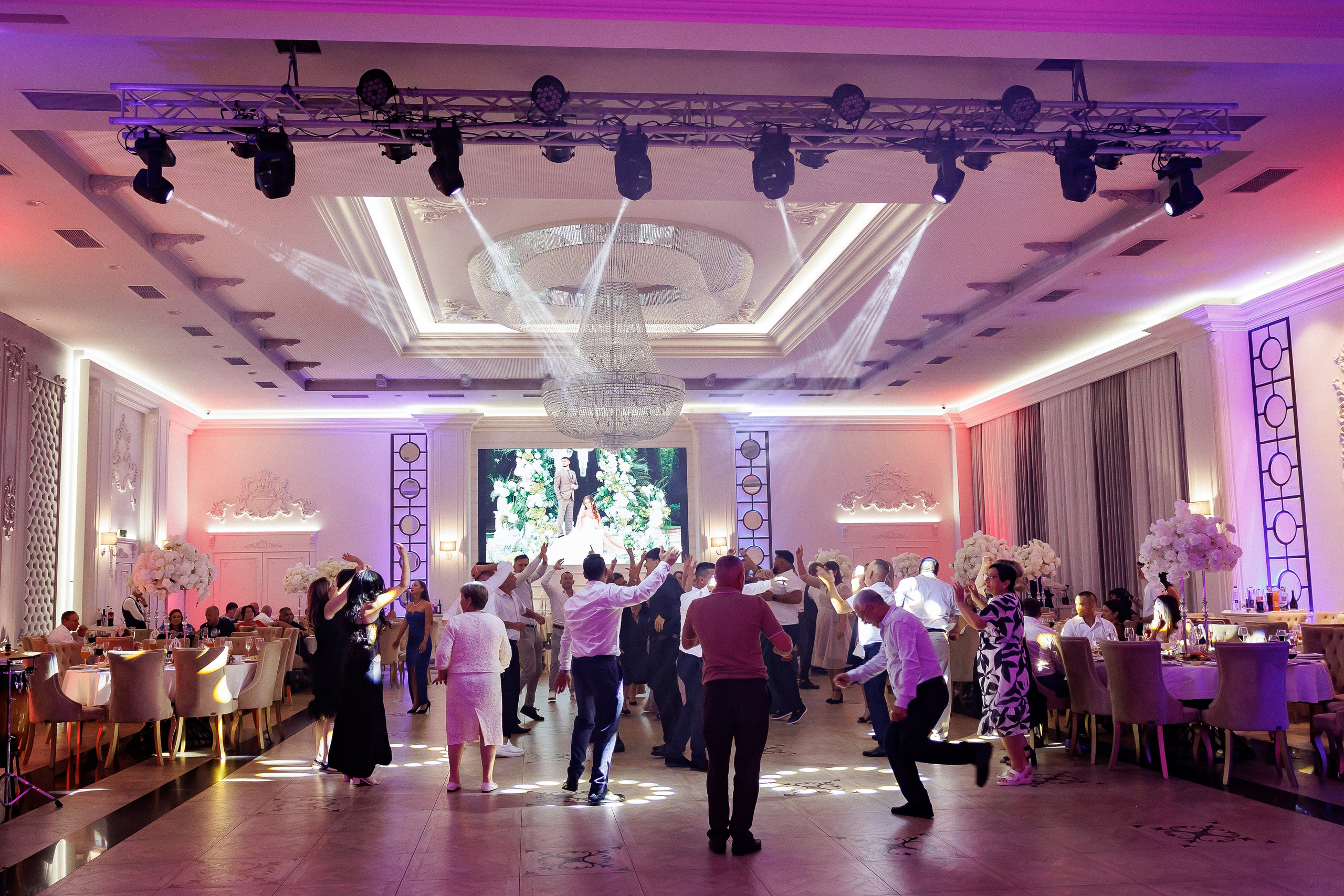 Eugen & Livia — Grand Elysee — Wedding Day. Servicii Foto și Video 067188353