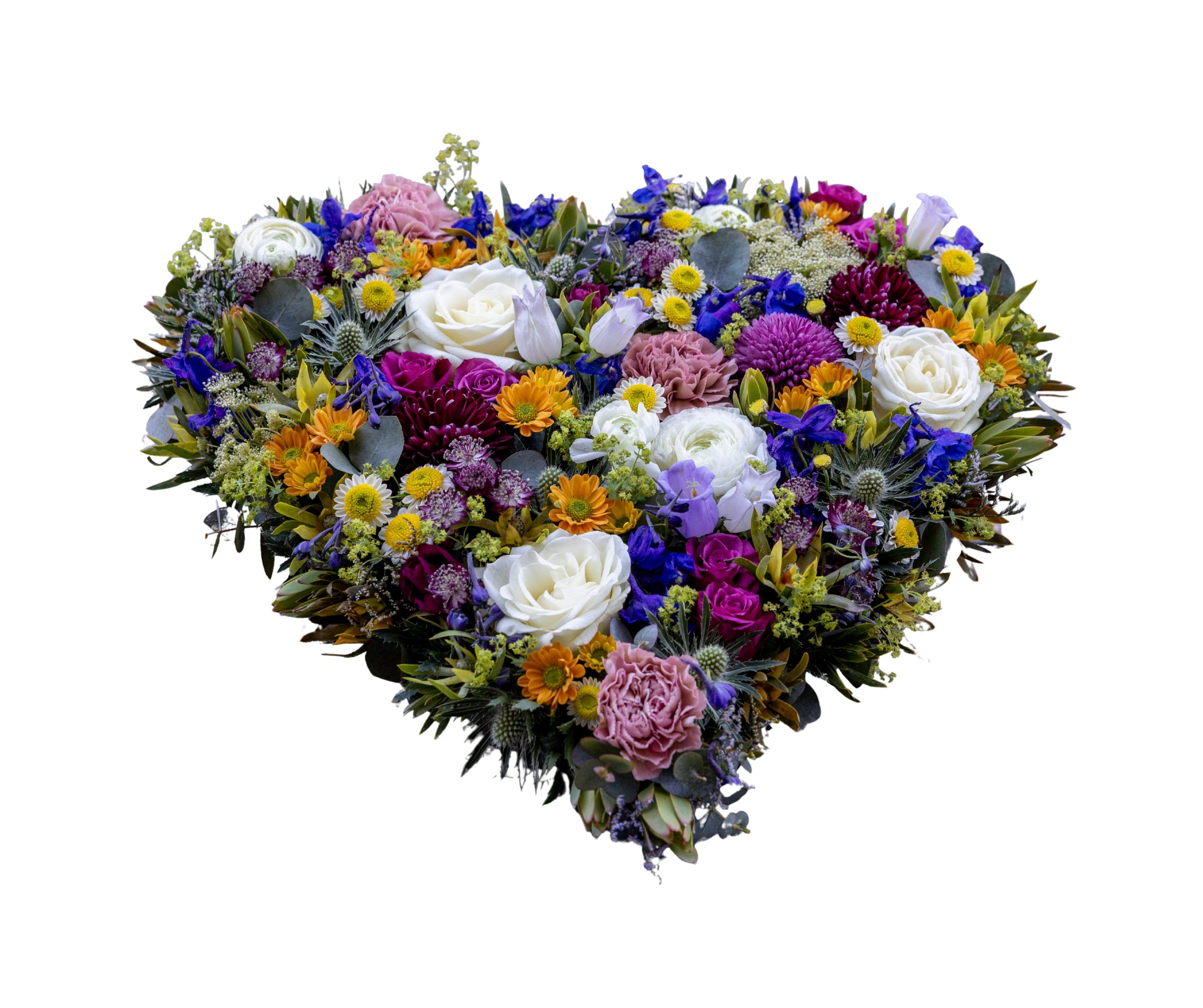 Smukt blomsterhjerte med lyserøde og røde roser, gerbera, nelliker og sæsonens blomster. Håndlavet af Akropolis Blomster som en personlig og kærlig sidste hilsen. En elegant begravelsesdekoration, der symboliserer respekt, omsorg og varme minder.