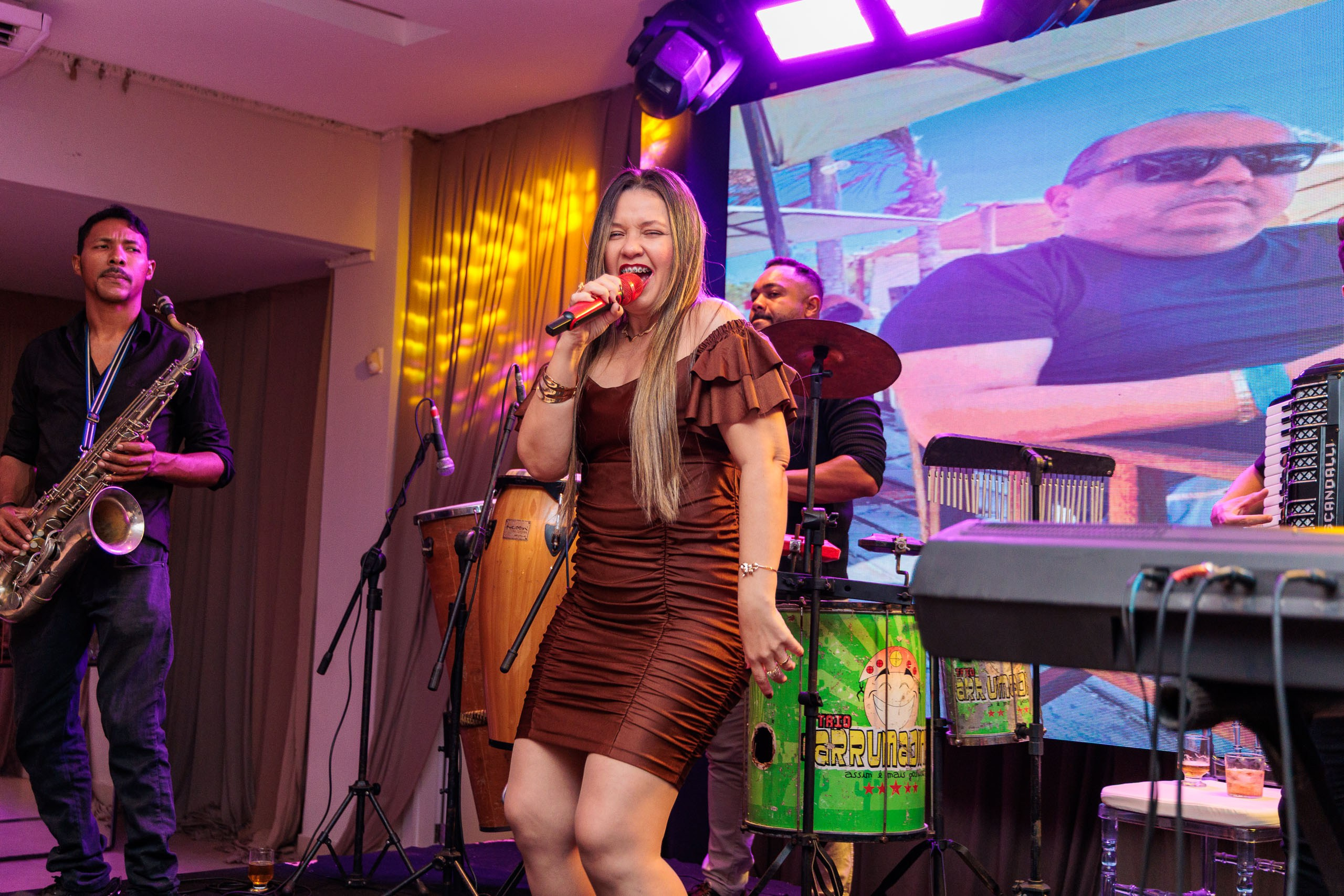 Festa de aniversário adulto, com show ao vivo em ambiente perfeito para festas