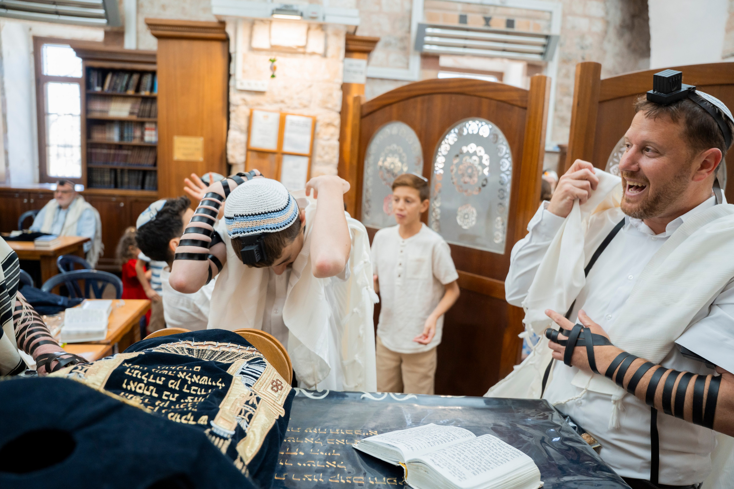 הנחת התפילין רפאל לוי. יוסף מזרחי צילום חתונה, ברית וזוגיות. צלם מקצועי שאוהב להוציא אתכם הכי יפים ברגעים הכי מרגשים