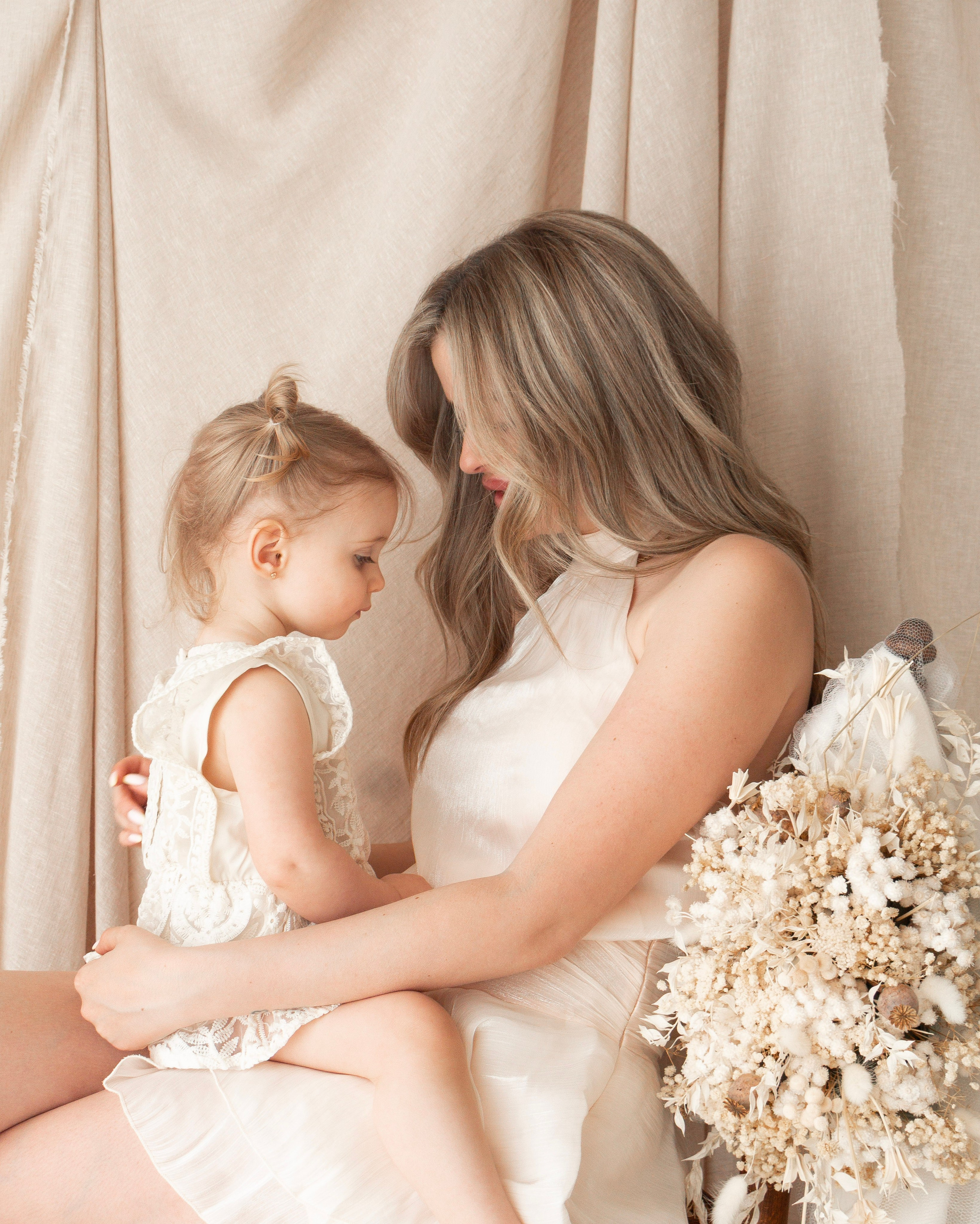Mommy & me: Valerie & Stella. Zwangerschapsfotografie, newborn, gezinnen, branding, liefde én geboortefotografie