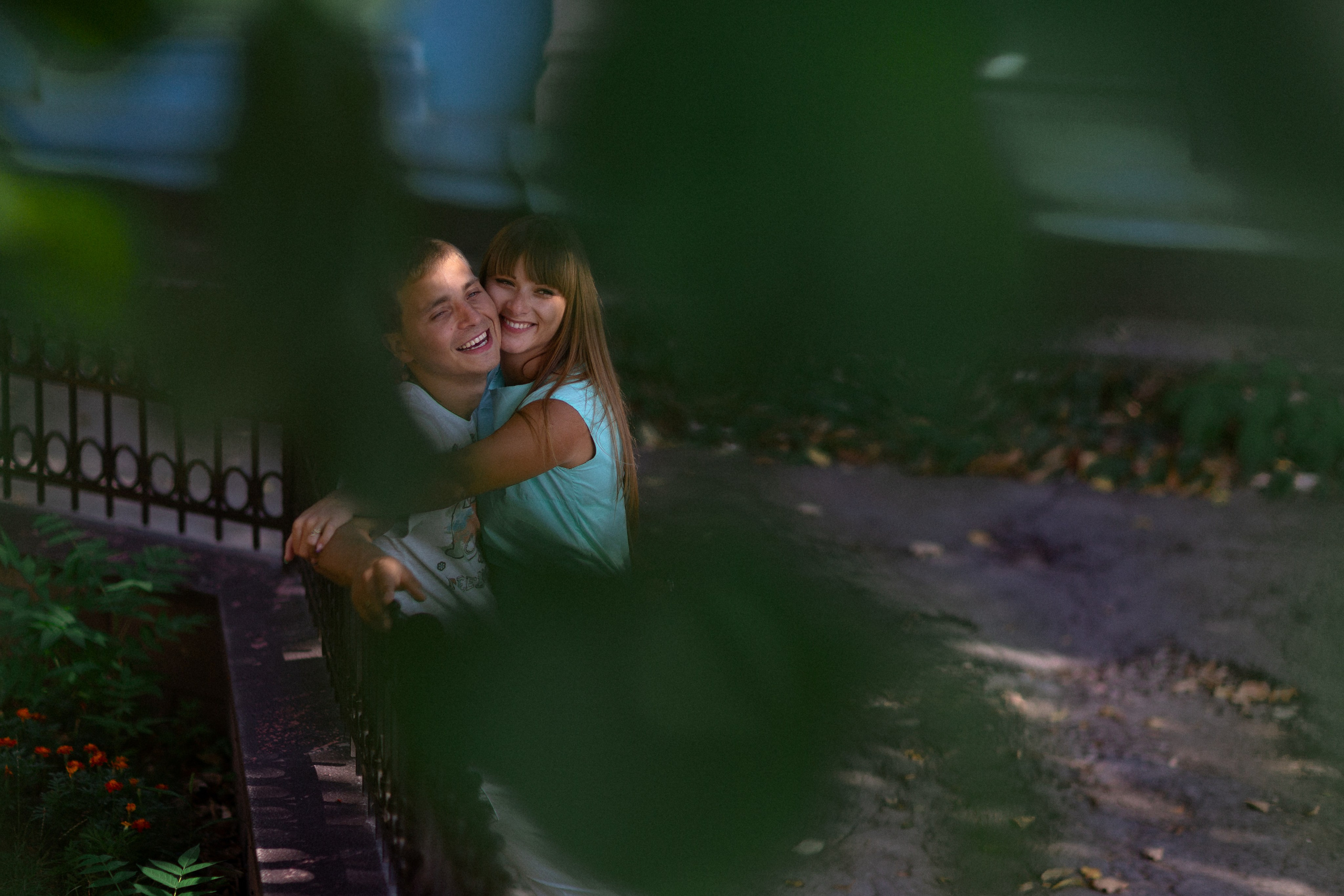 влюбленная парочка Парень девушка листва улыбка прогулка день