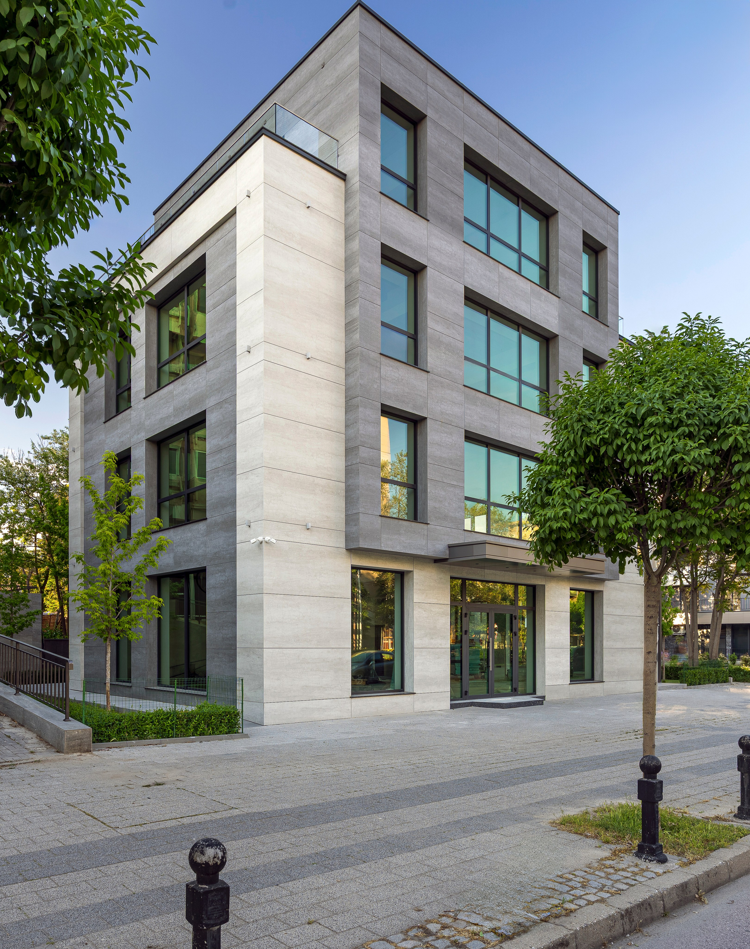 Екстериор на бизнес сграда. Професионален фотограф в Пловдив и областта