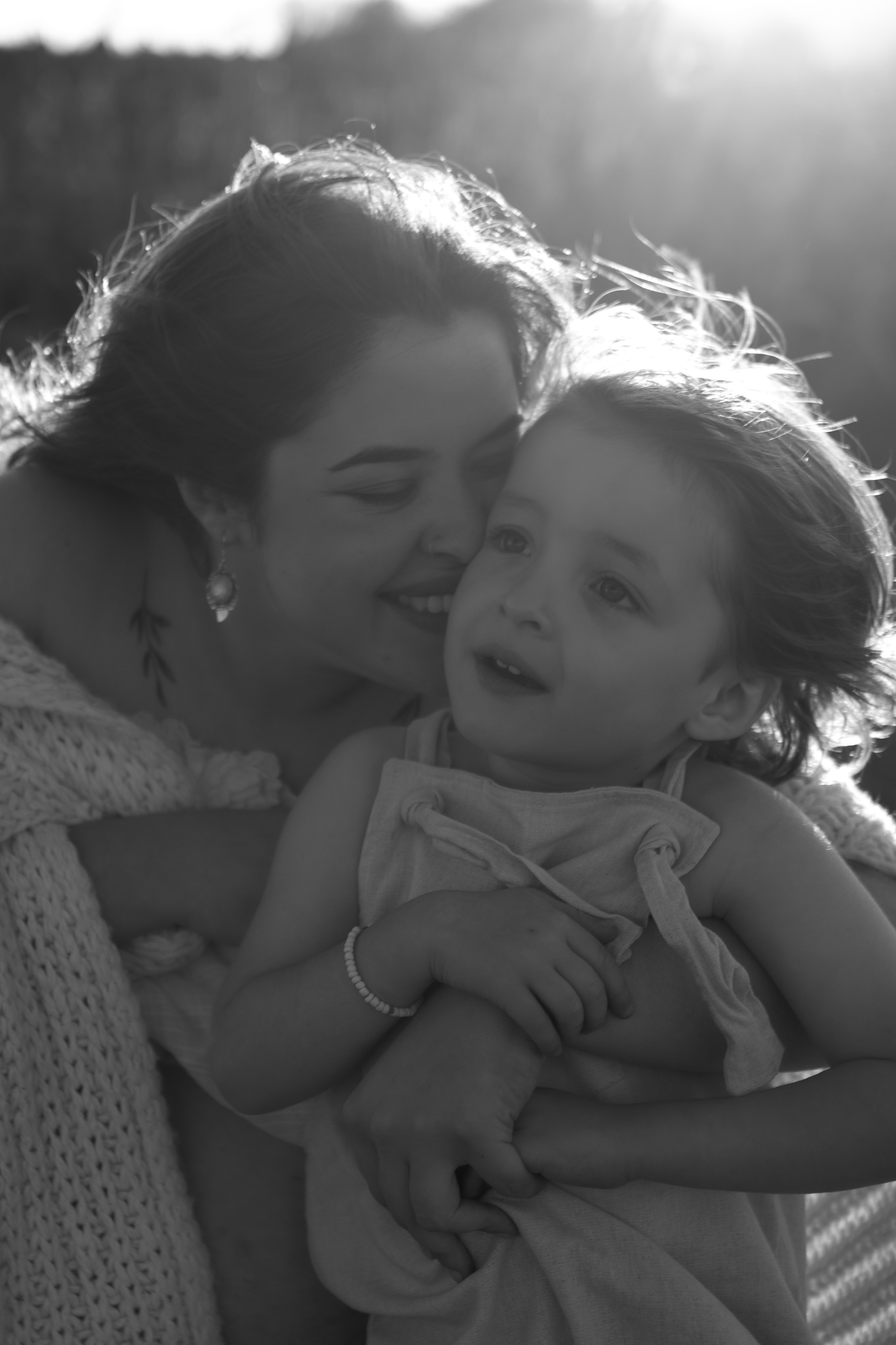 mãe faz carinho em filho em ensaio externo em Sorocaba