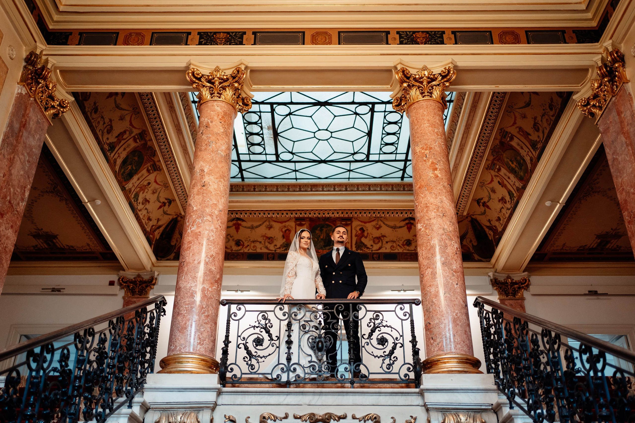 Moment emoționant între miri în ziua nunții, surprins într-un cadru natural și romantic, la Reina Events. Fotografie de nuntă profesională, editată artistic pentru a evidenția emoția și eleganța evenimentului.