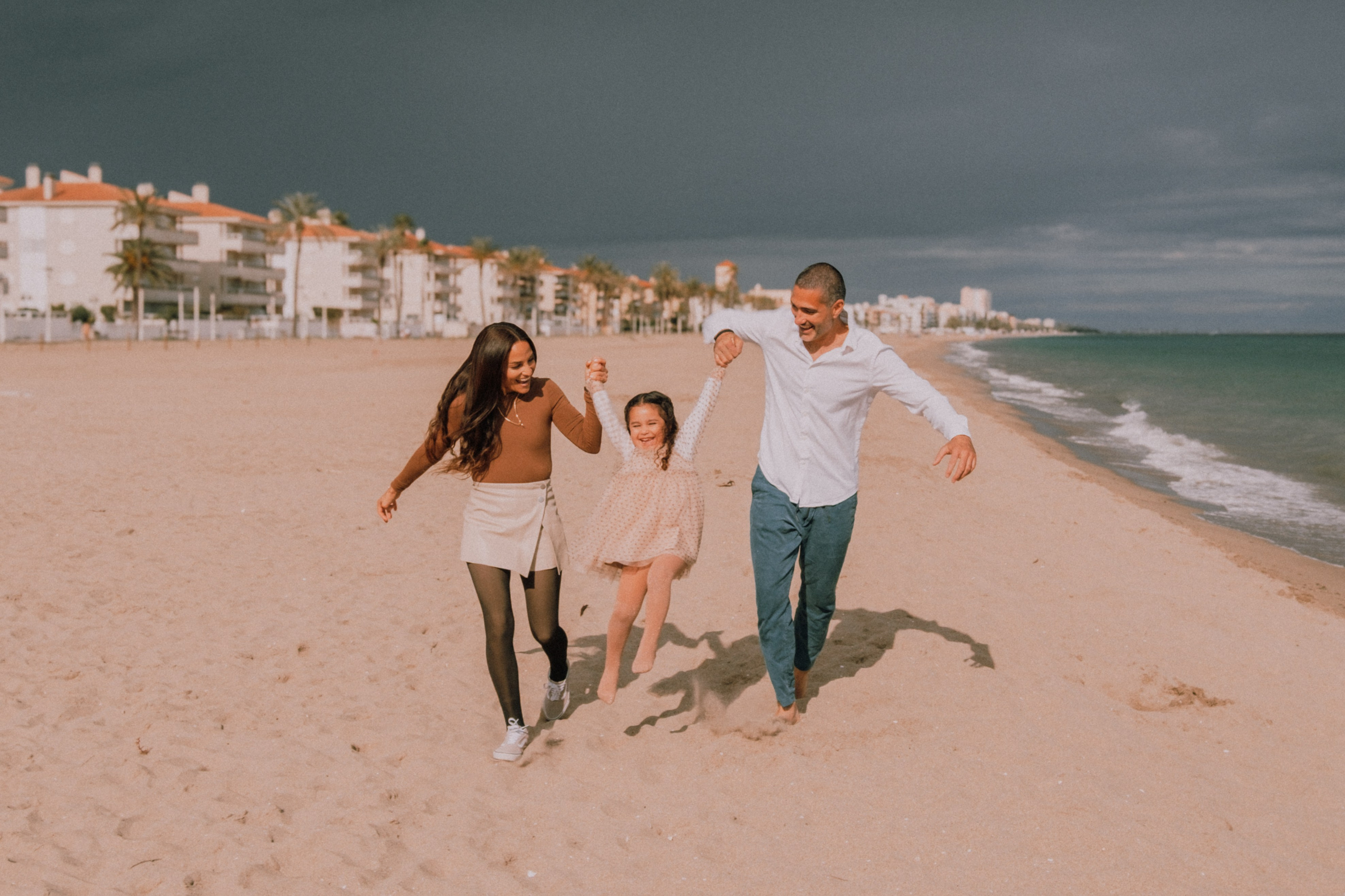 Sesión familiar en la playa. Fotografía profesional en Calafell - Elena Medvedeva