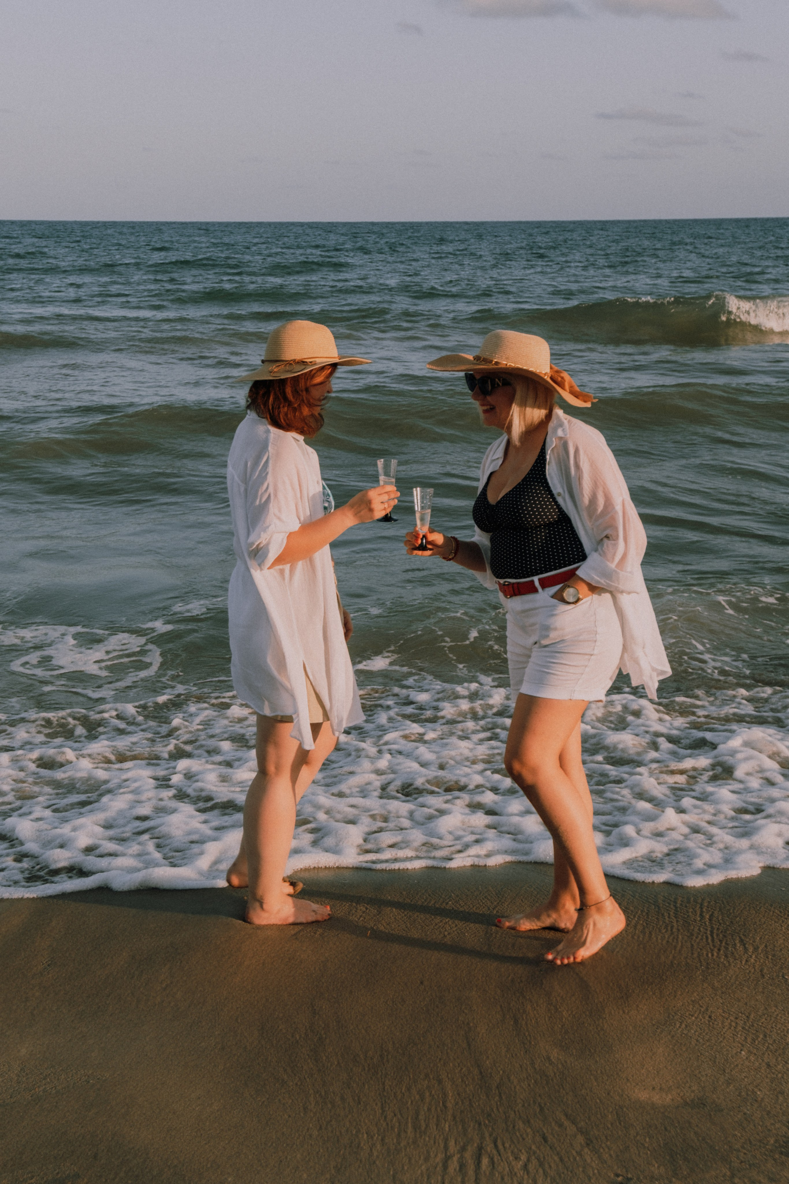Sesión de amigas en la playa. Fotografía profesional en Calafell - Elena Medvedeva