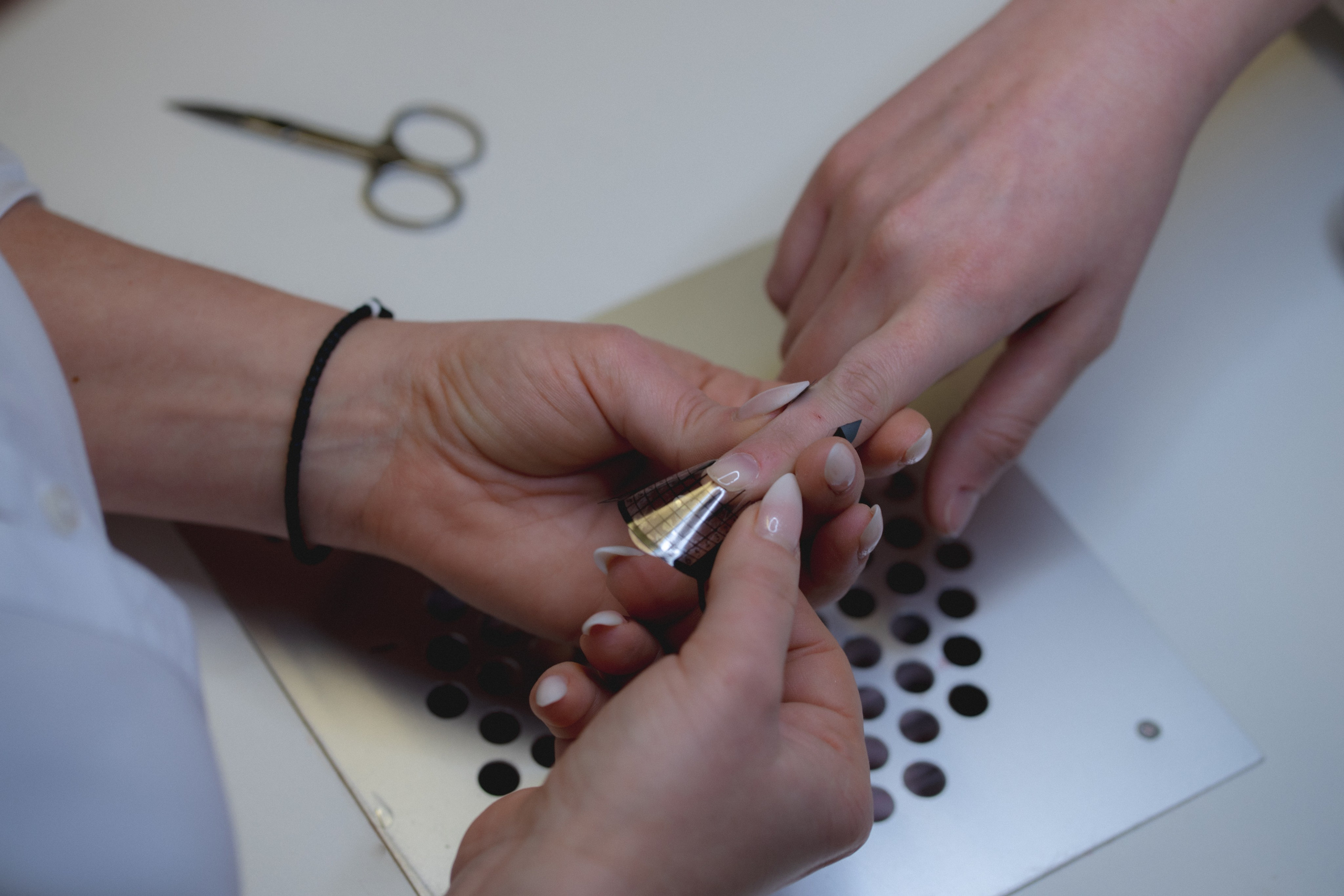 Professionelle Nagelmodellierungs-Schulungen in Stuttgart Gel-Lack-System & Maniküre-Kurse | Beauty Academy Stuttgart Kombi-Maniküre & Pedik. Beauty Studio Perfekto