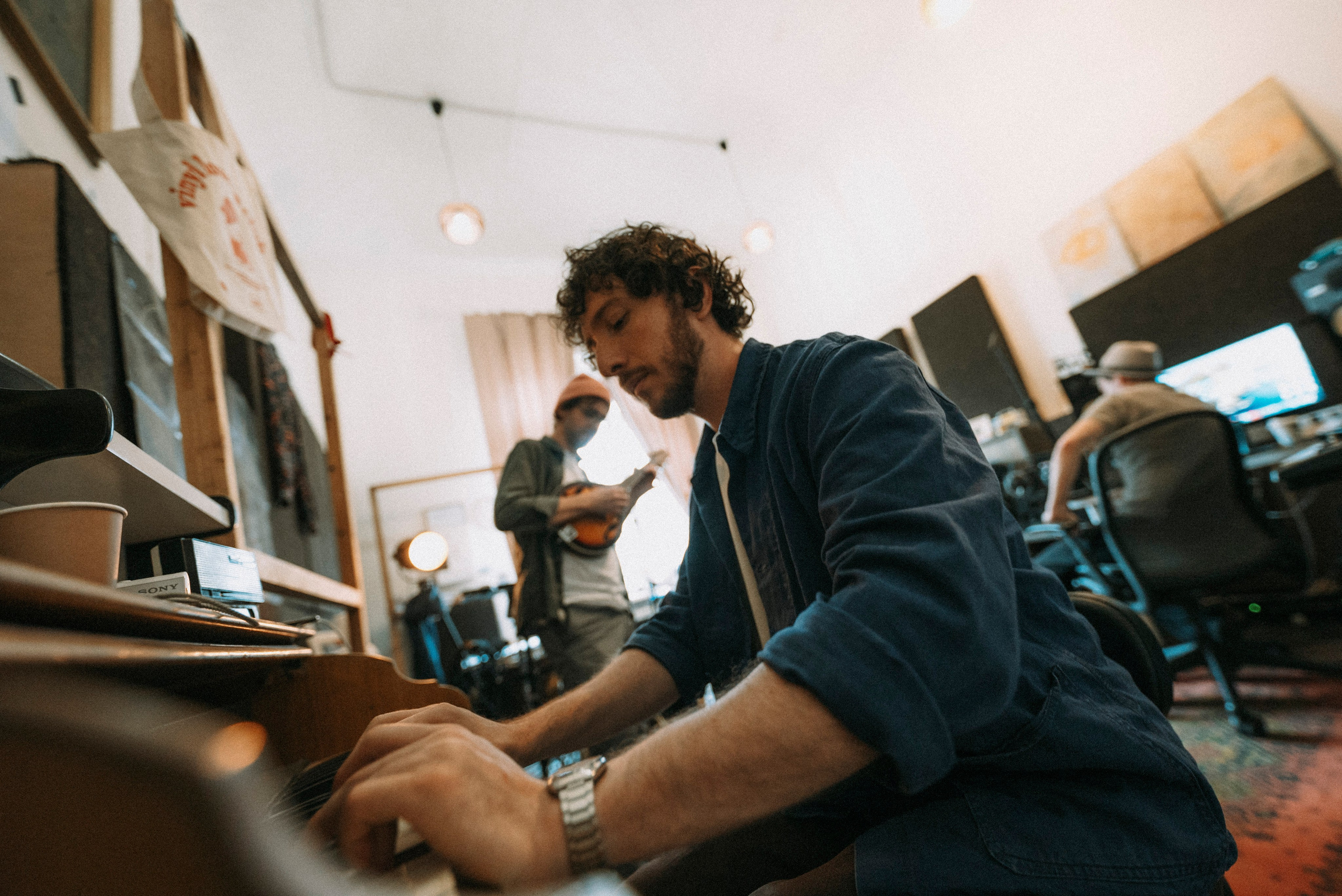 2025. Стрит-фотография, полная абсурда, идиотизма и красоты