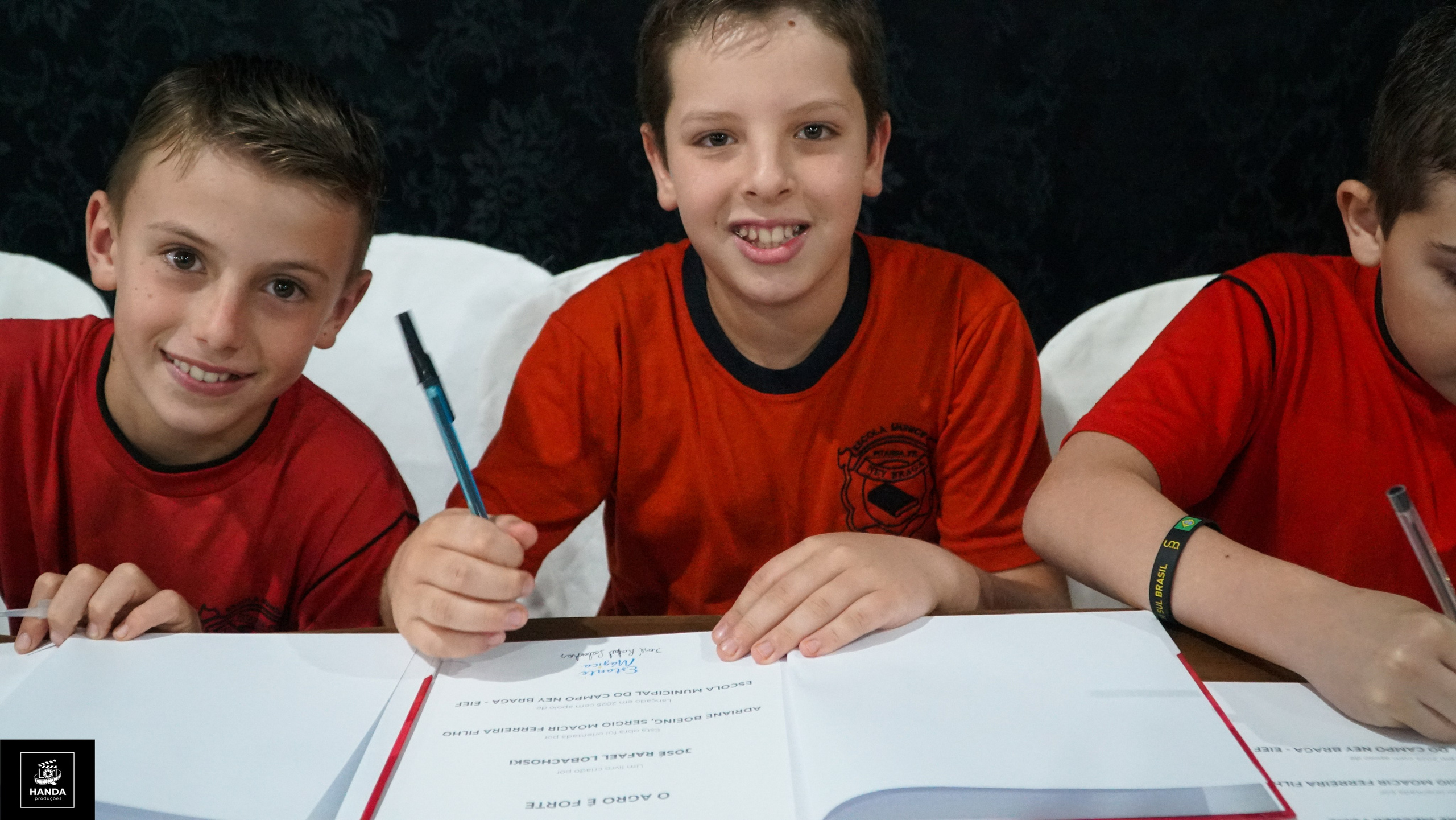 Noite autógrafos colégio Aurélio Buarque de Holanda. Handa Produções