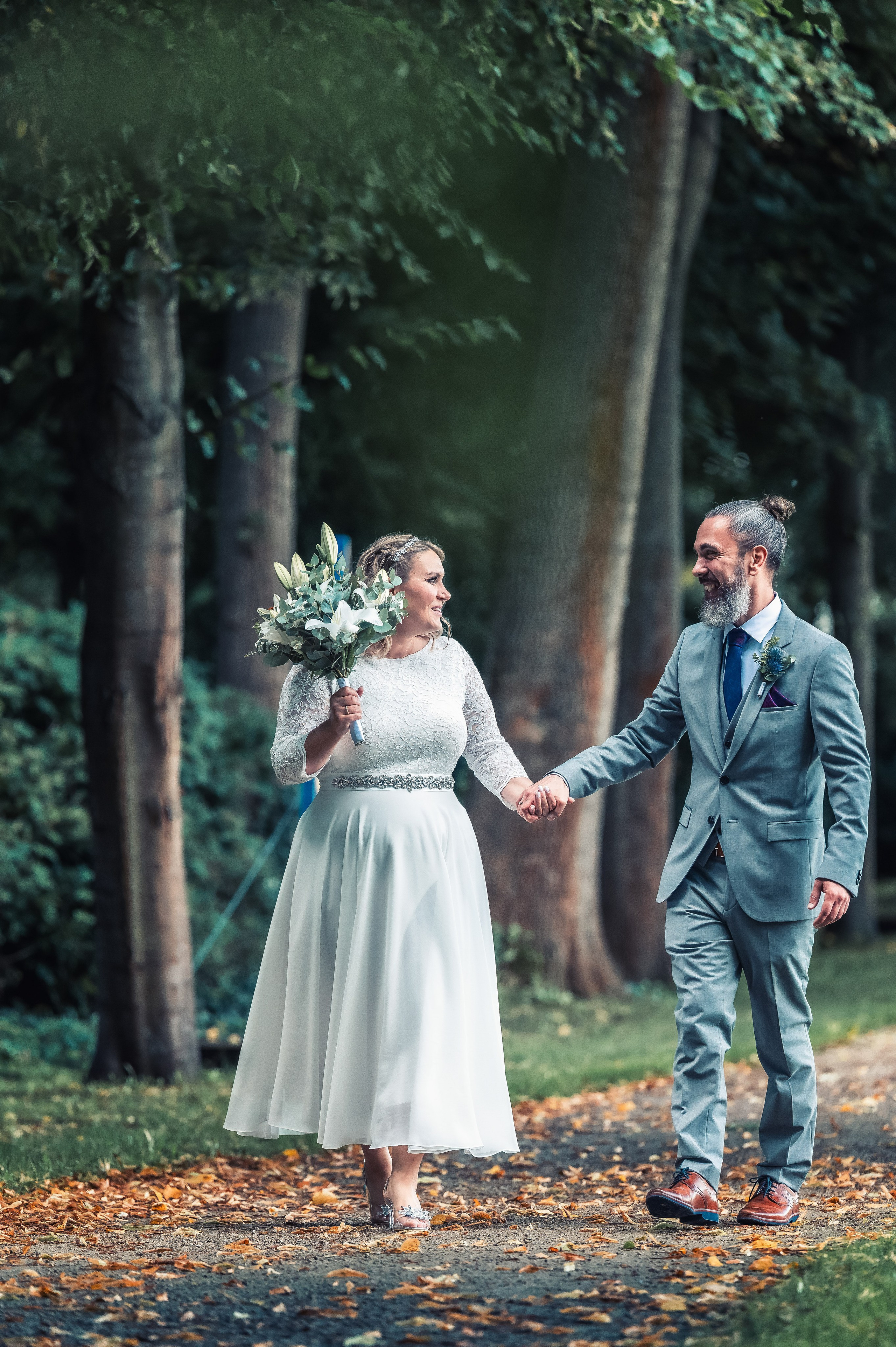 Hochzeitsfotograf Berlin, Verliebtes Brautpaar beim Paarshooting nach der Hochzeit in Berlin