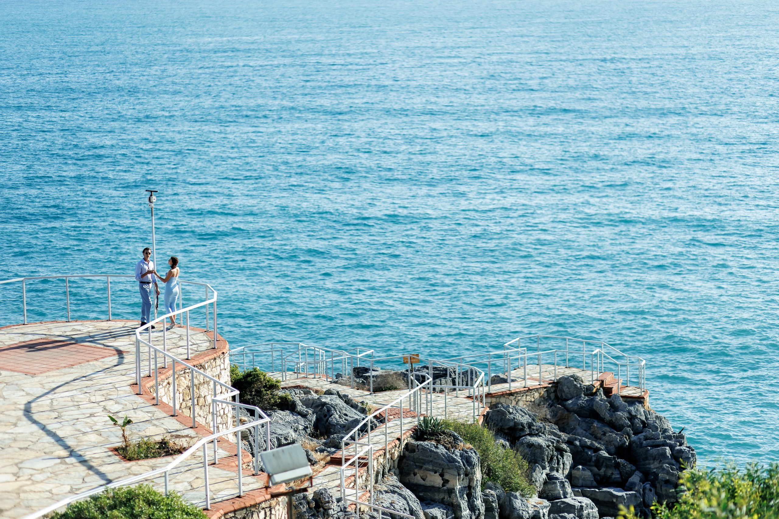Küstenweg und Aussichtspunkt am Meer der Costa Blanca bei Alicante