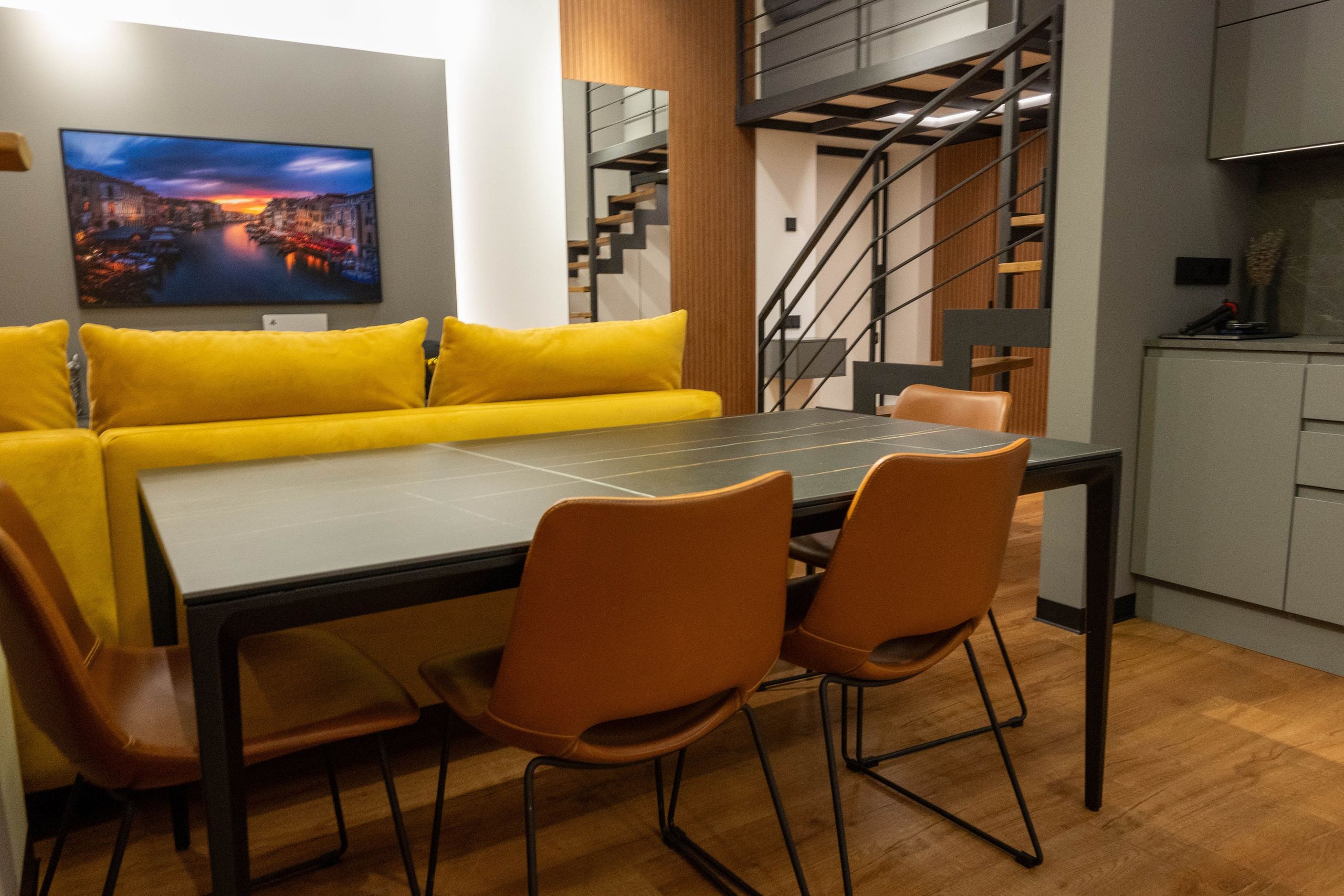 The apartment is on two levels. Fotograf Dmitrii Donets