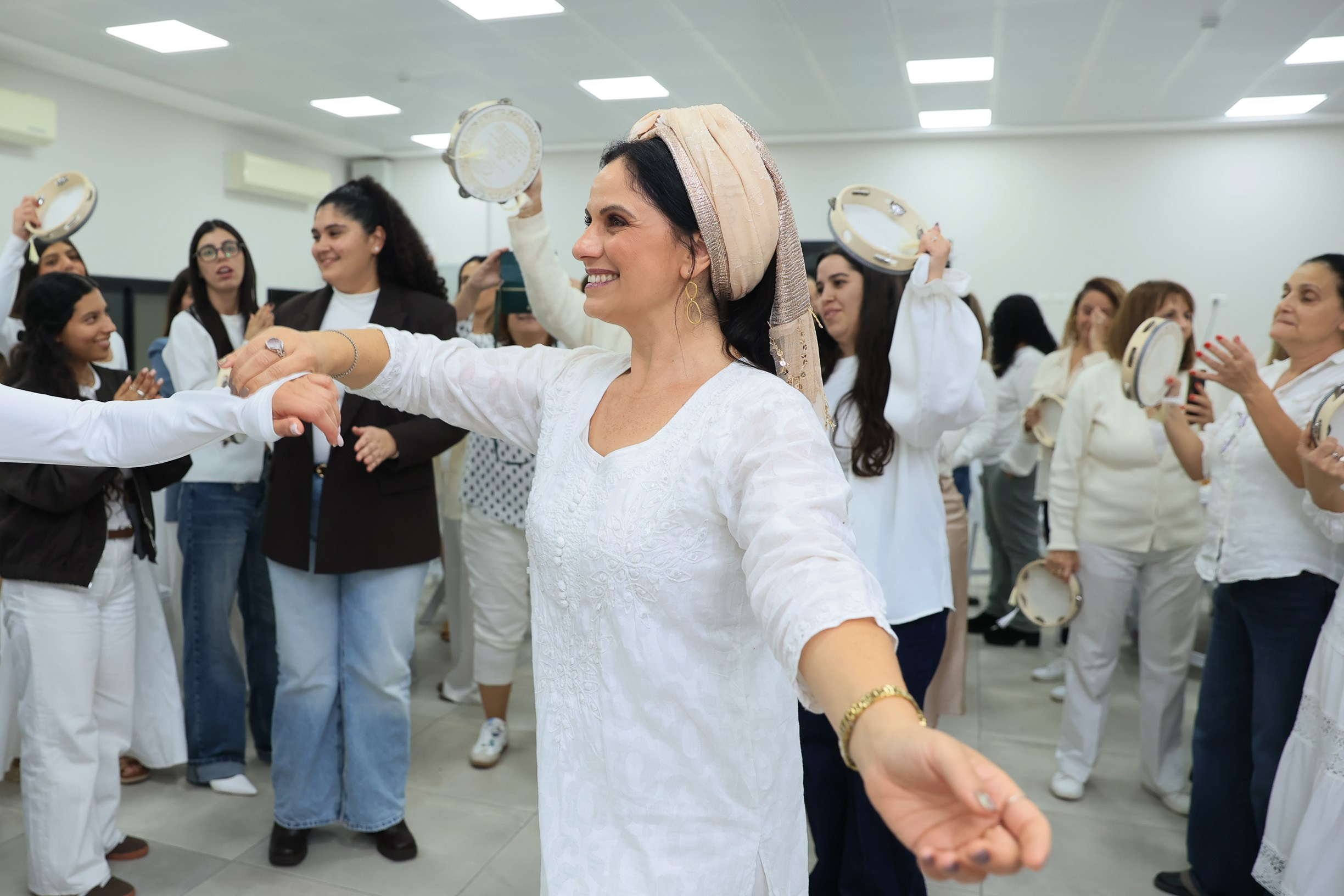 נטף הפרשת חלה. שני ויזל | צלמת הריון, צילומי משפחה וצילומי בוק בת מצווה