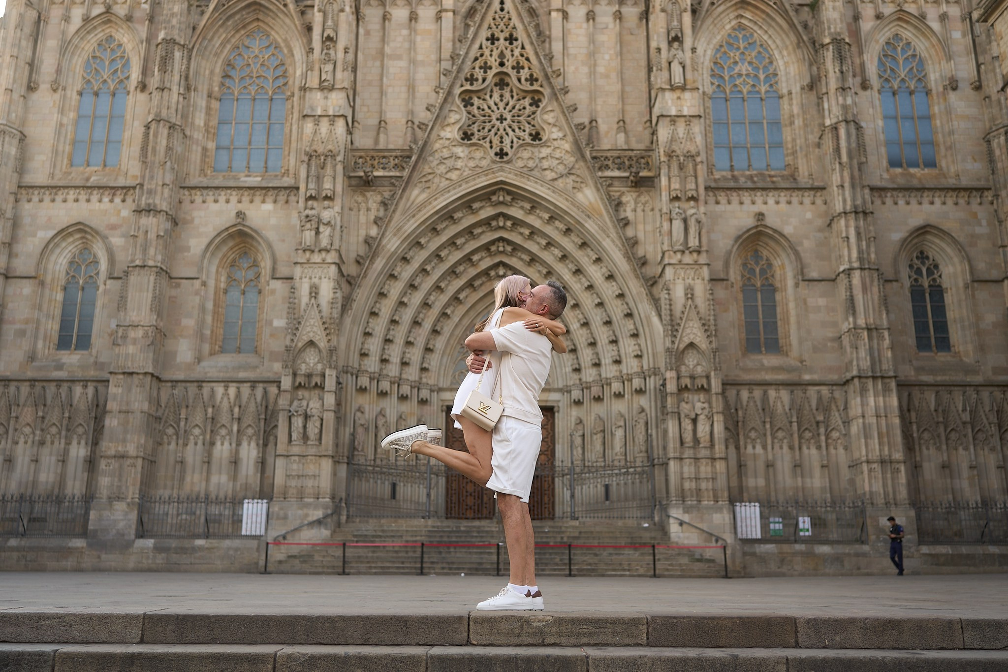 Service packages and prices for individual, couple, love-story and family photo shoots in Barcelona. POSTCARD.BCN Photographer Kate in Barcelona. Love-story, family or individual photo shoots
