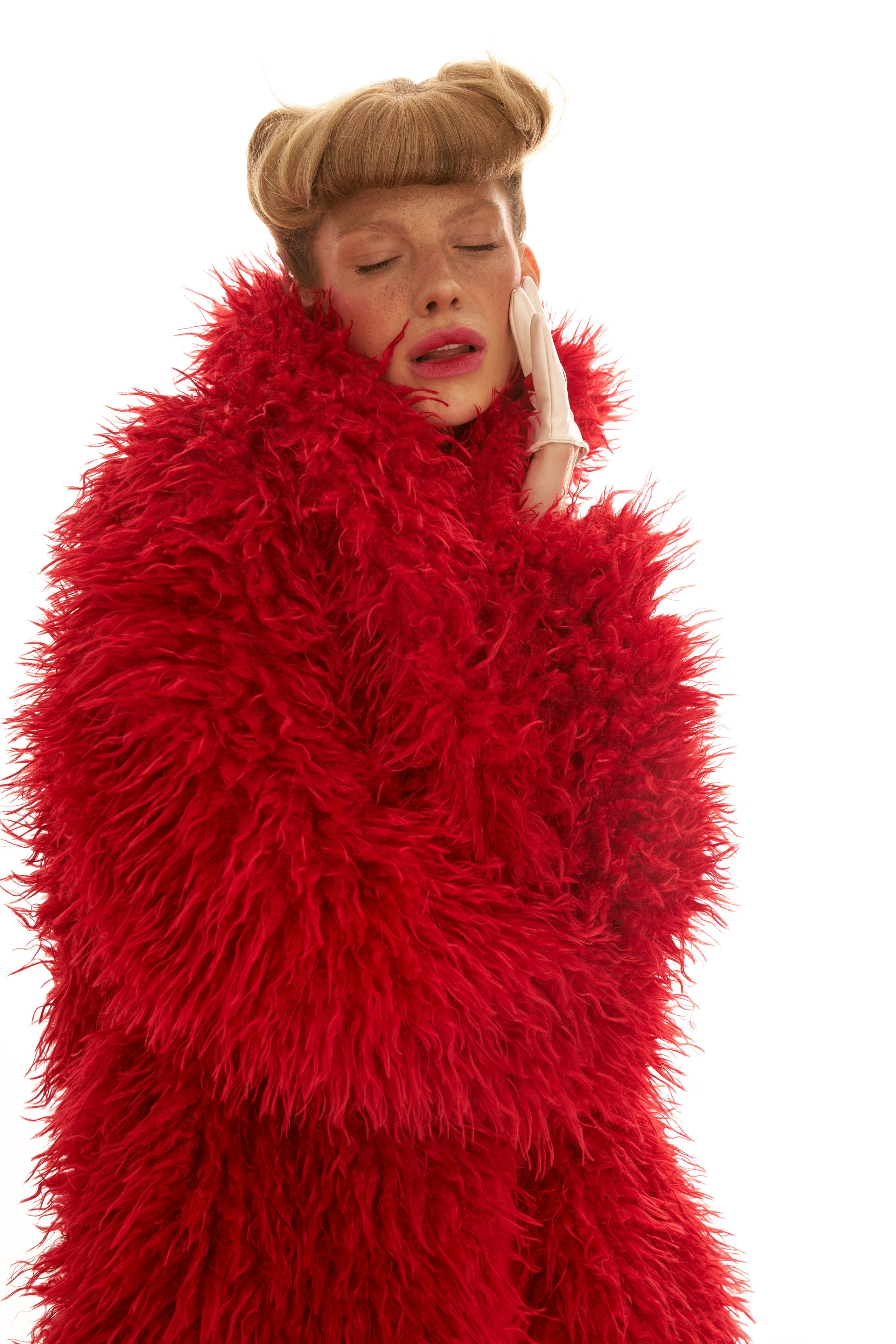 RED FEATHERS. Viktorija Korsaka| Brand Content Creator & Photographer