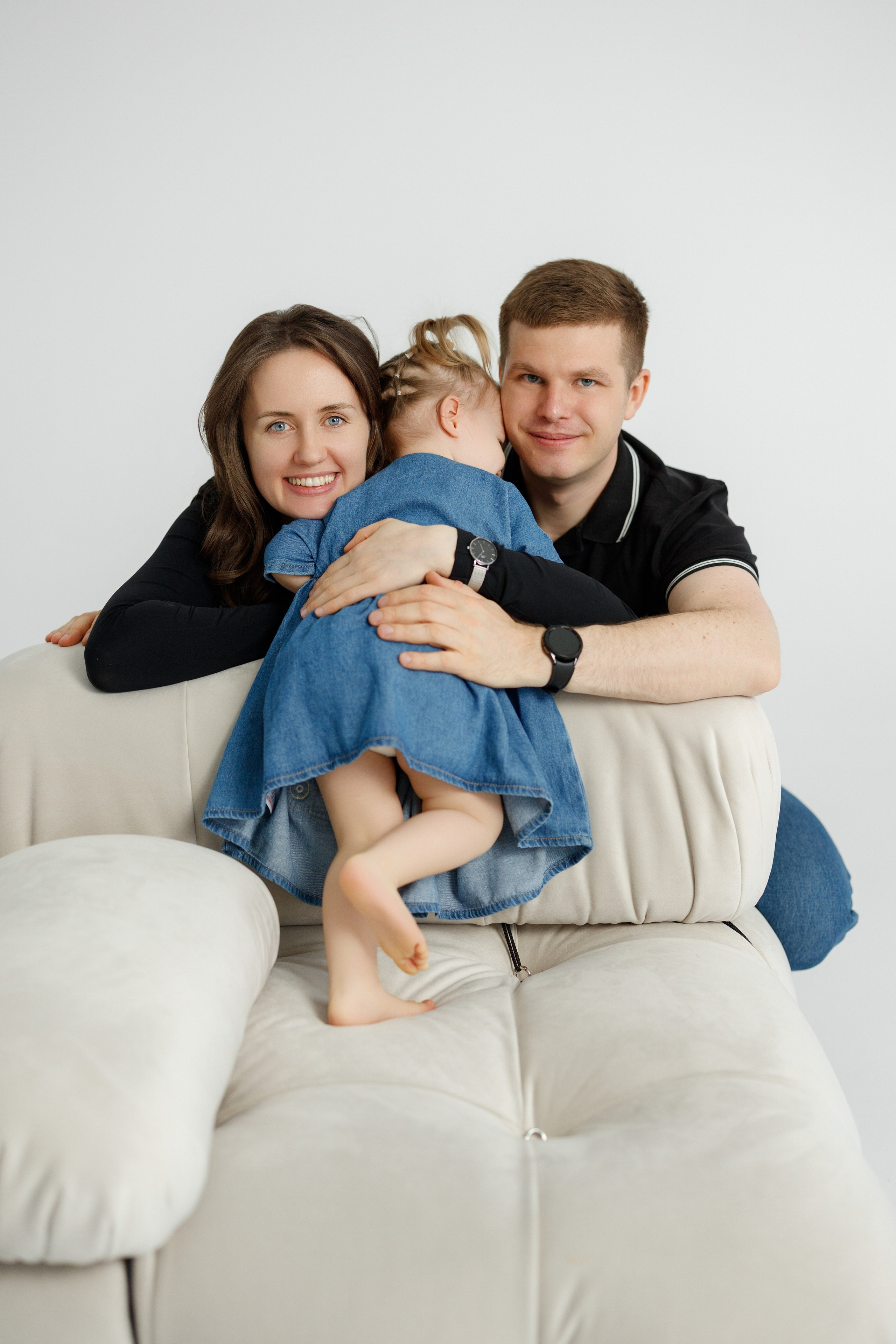 Ședință Foto de Familie — Stil Minimalist pe Fundal Alb. Scarlat Photography