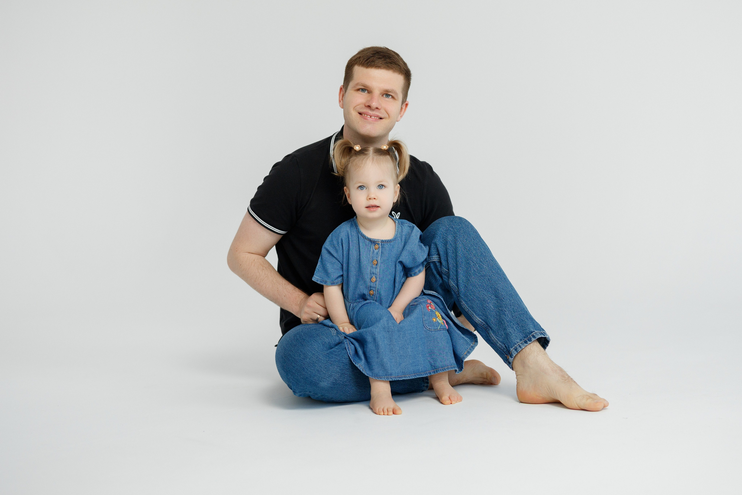 Ședință Foto de Familie — Stil Minimalist pe Fundal Alb. Scarlat Photography