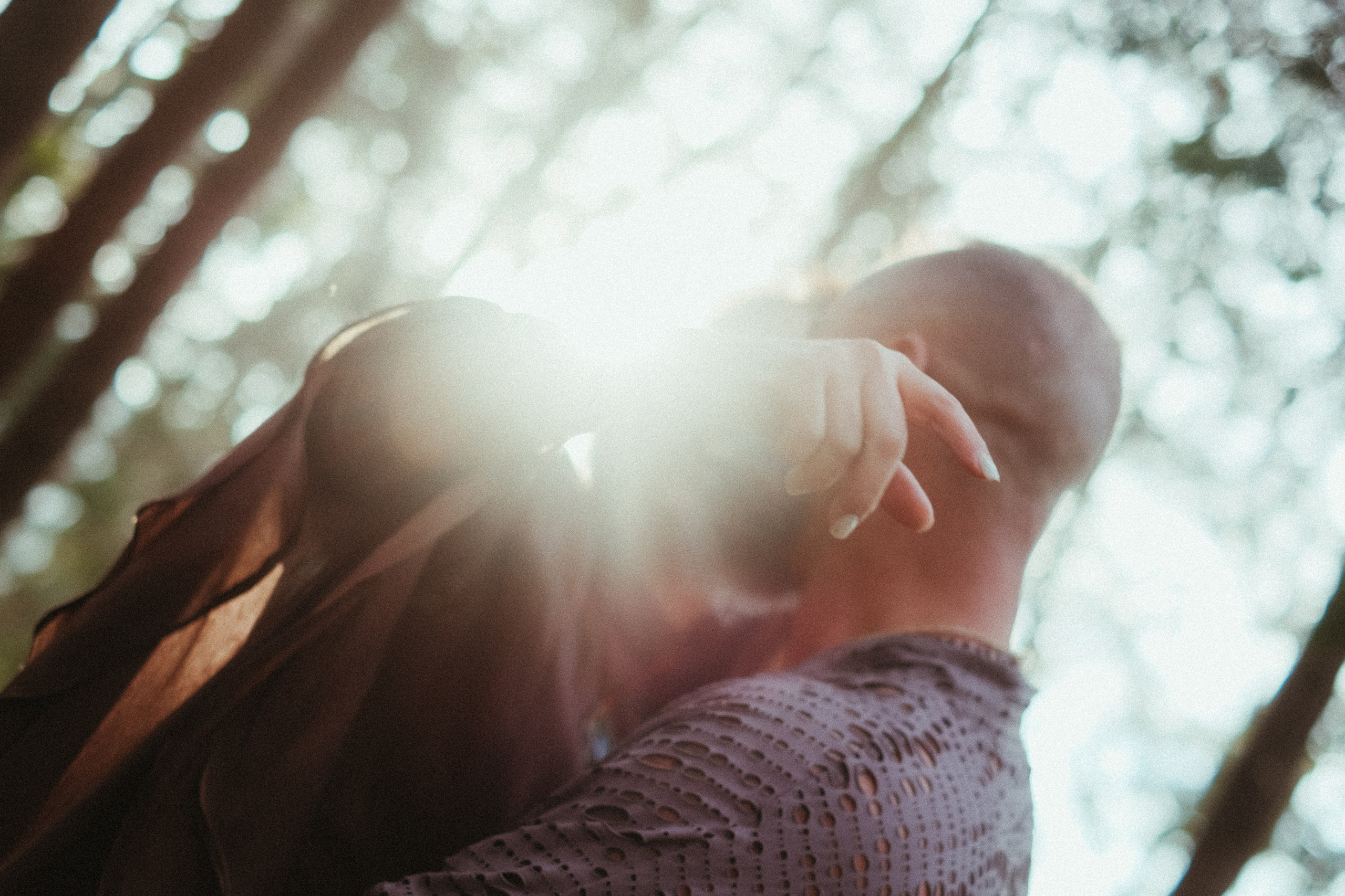boho inspired pre wedding session surrounded by trees in Portugal