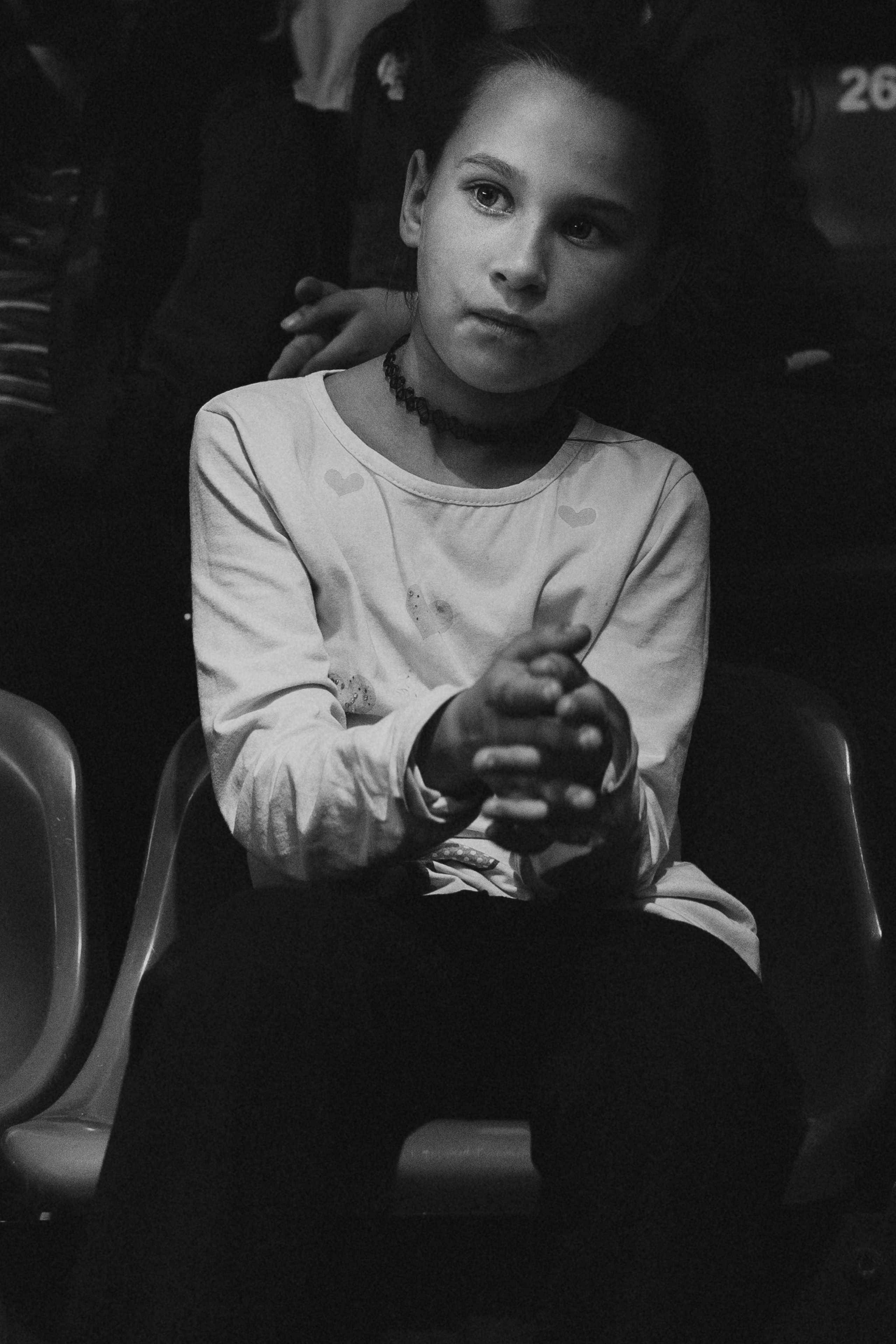 чёрно-белая  социальная фотография  «Доброе сердце» портрет девочка серьёзная задумчивая дельфин