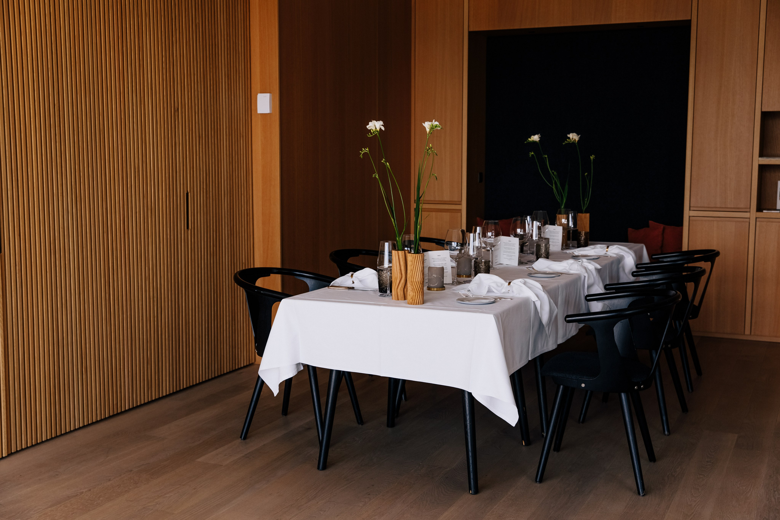 Eleganter und stilvoll dekorierter Hochzeitstisch.