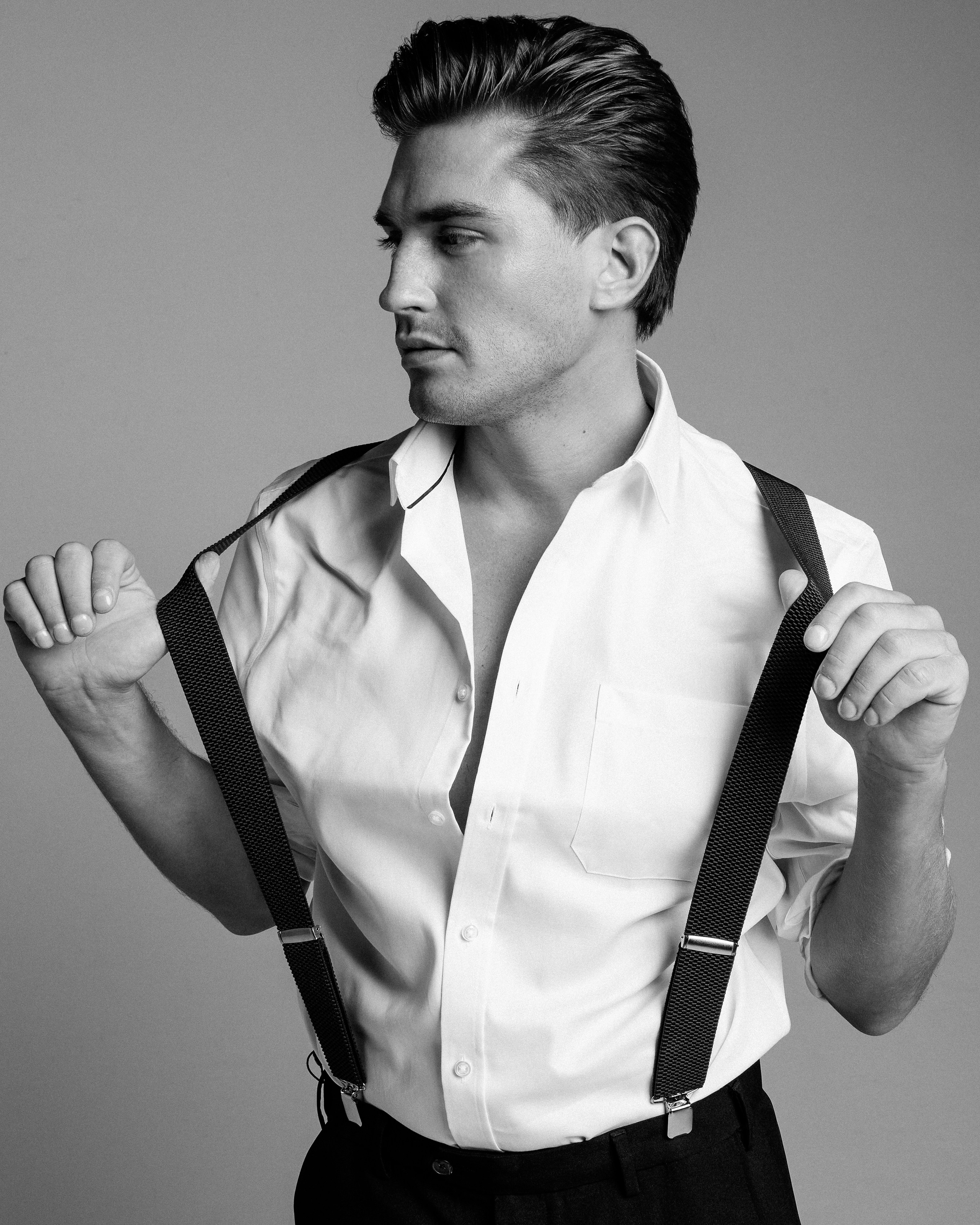 retrato masculino en estudio con iluminación dramática profesional