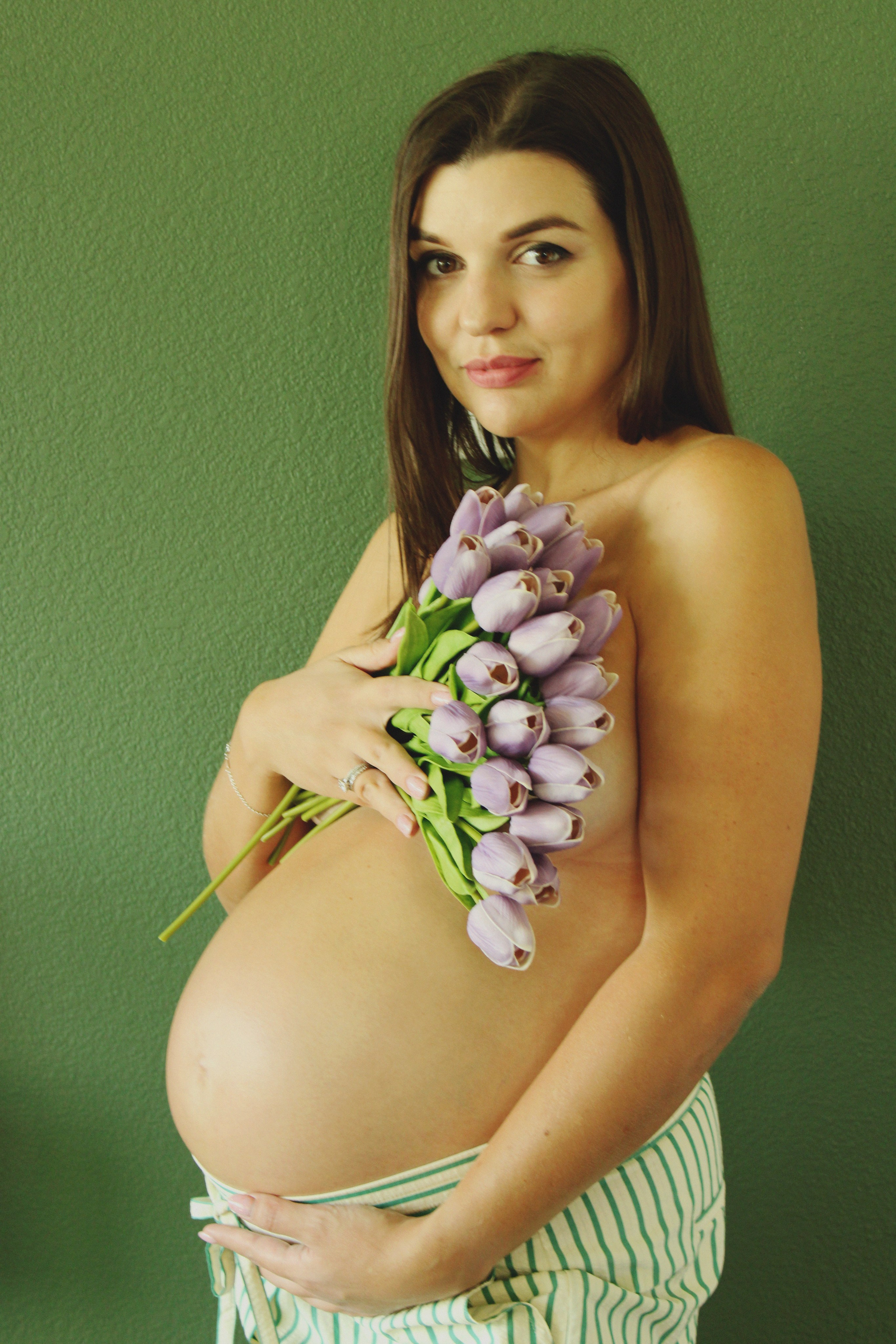 Maternity, Family & Pregnancy Photoshoot at Home. Lana Petrychenko — Portrait & Family Photographer. Valencia, Spain